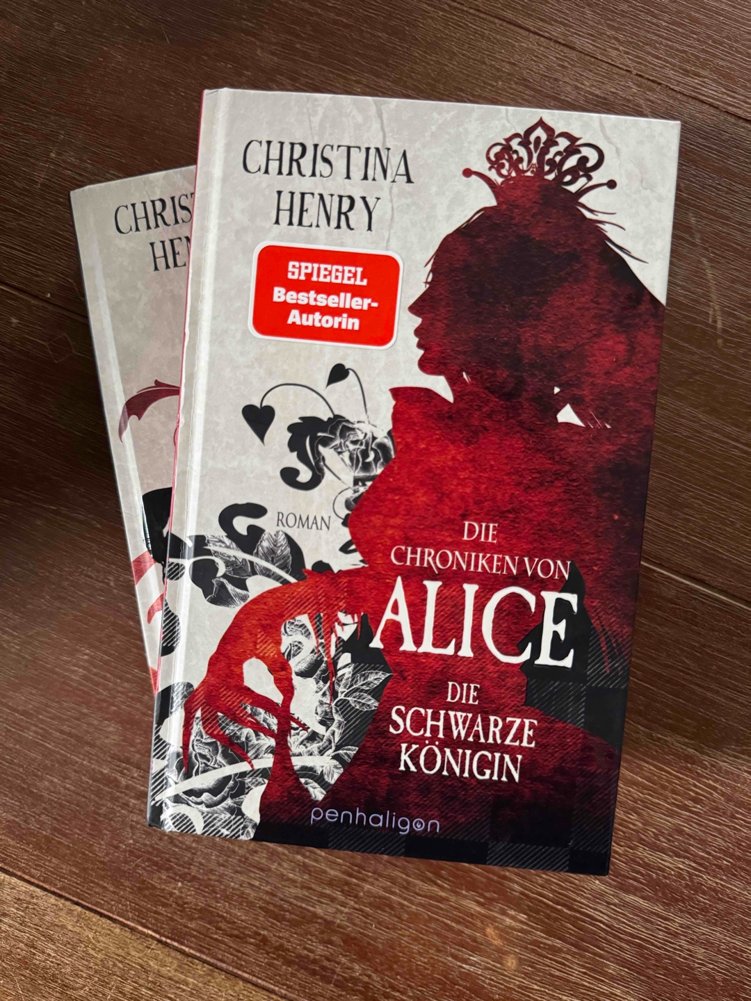 Etwas für Fans von Alice im Wunderland. Wie beim ersten Band gilt - gute Idee, ausbaufähige Umsetzung 
