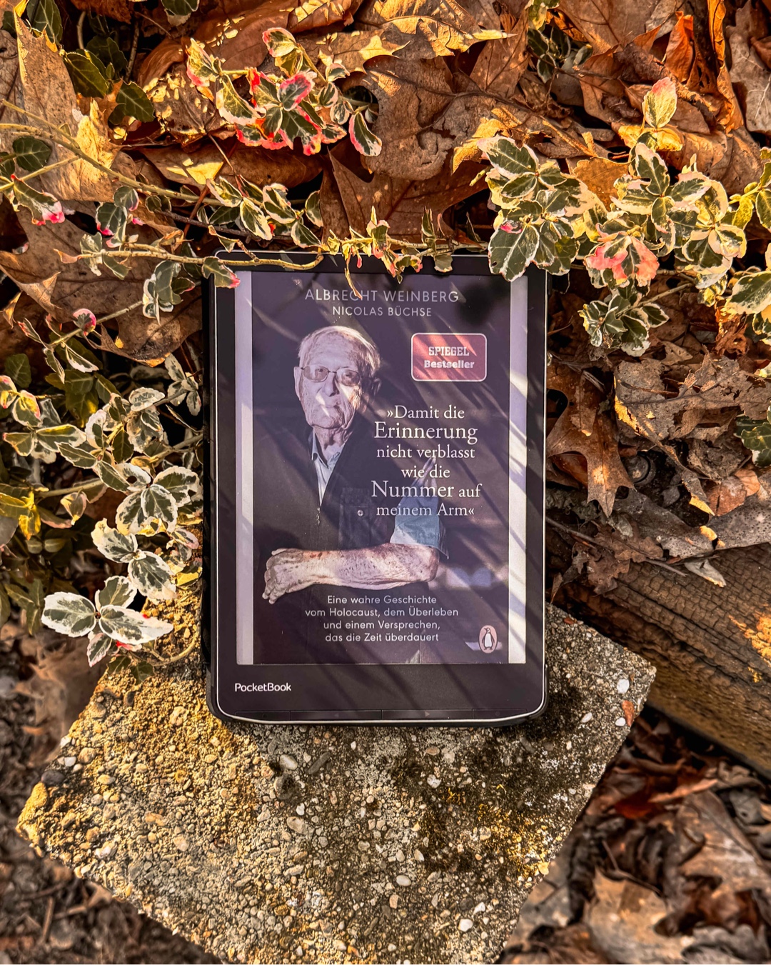 Ein schmerzhaft ehrliches, aber unfassbar wichtiges Buch. Albrecht Weinberg mahnt, dass Erinnerungen nicht verblassen dürfen und dieses Buch sorgt dafür, dass Albrechts Stimme gehört wird und bleibt.