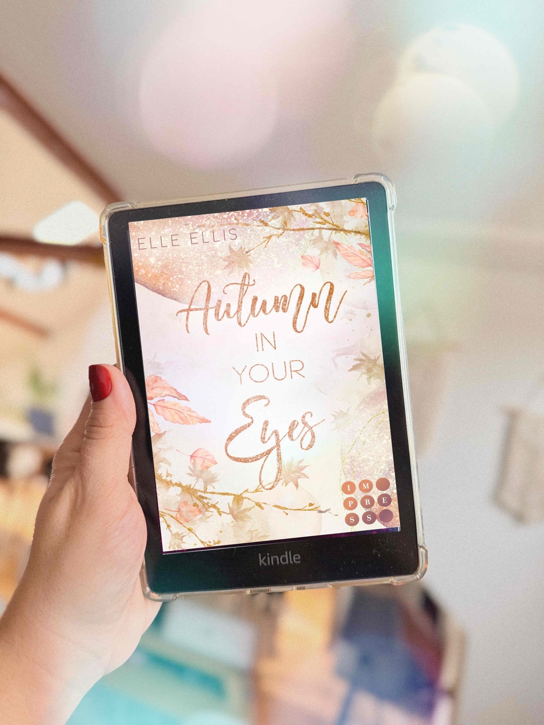 3 Sterne – Leichte, aber flache Lektüre

“Autumn in Your Eyes” hat eine gemütliche Atmosphäre und versprüht angenehme Cozy-Vibes. Die Geschichte ist süß und locker, jedoch recht vorhersehbar und ohne größere Höhepunkte. Sowohl die Handlung als auch die Charaktere bleiben eher oberflächlich, sodass das Buch zwar unterhaltsam für zwischendurch ist, aber nicht lange im Gedächtnis bleibt.