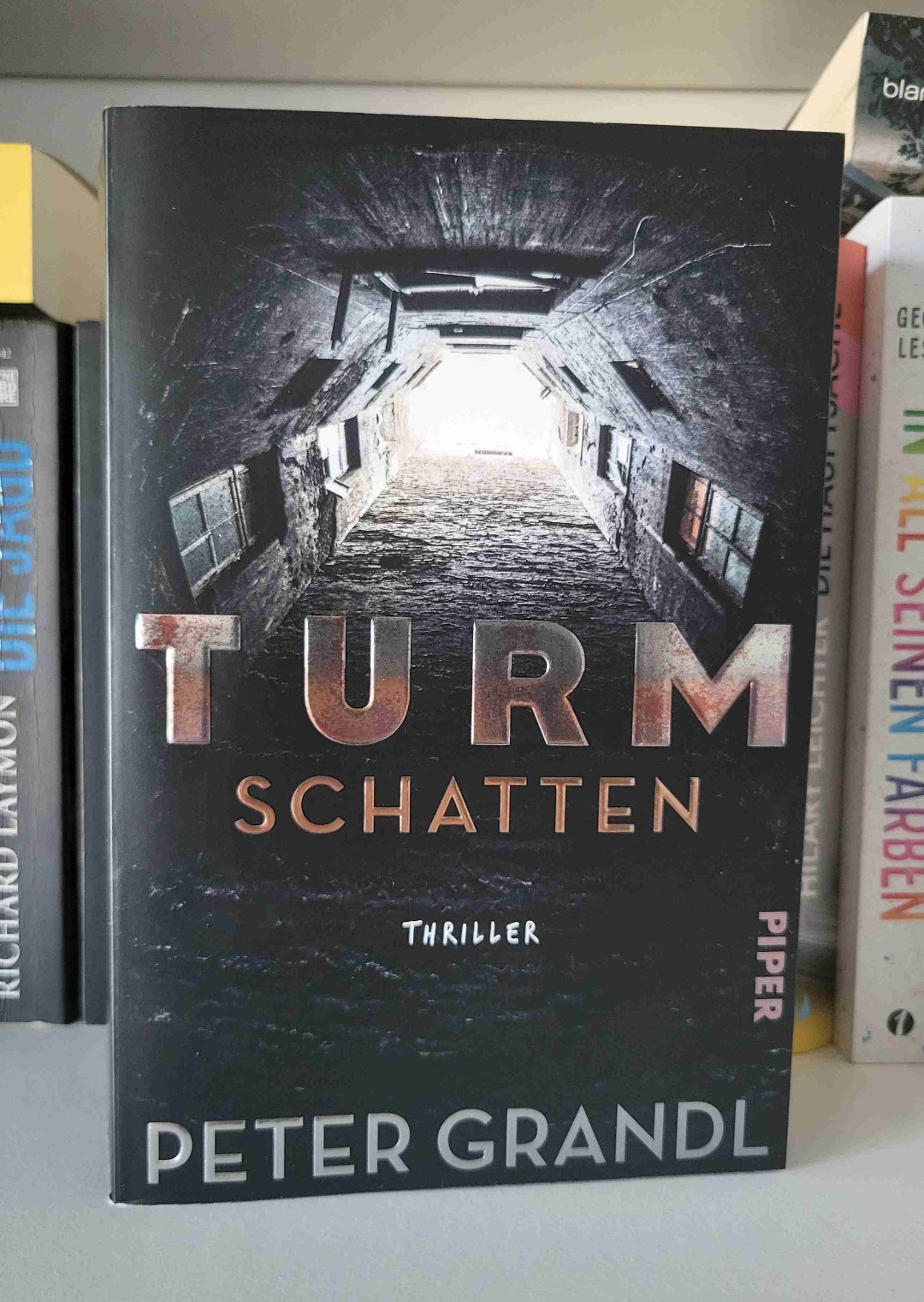 🧱🧱🧱🧱🧱🧱🧱🧱🧱🧱🧱🧱🧱🧱🧱🧱

Antisemitische Gewalt führt zu einem Geiseldrama, in dem Neonazis der öffentlichen Gnade gegenübergestellt werden. Unheimlich spannend zu lesen, allerdings nerven die vielen Szenenwechsel schon sehr.

🧱🧱🧱🧱🧱🧱🧱🧱🧱🧱🧱🧱🧱🧱🧱🧱