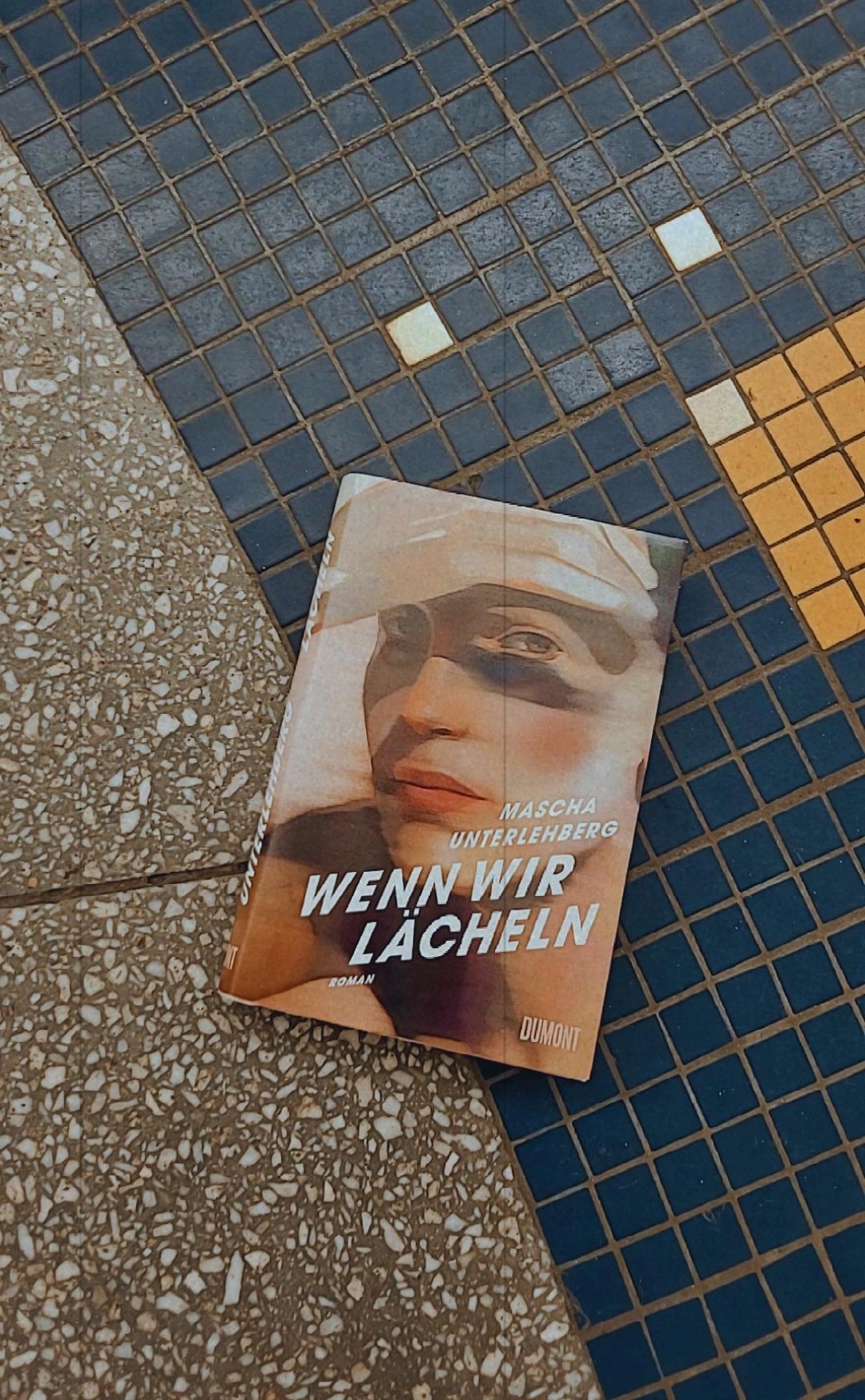 Wow. Was für ein krasser Roman. Die prägnante Sprache, die in ihrer Knappheit doch so viel aussagt. Die Echtheit der Charaktere, deren Abgründigkeit manchmal abschreckend und gleichzeitig so verständlich ist. Große Empfehlung!
