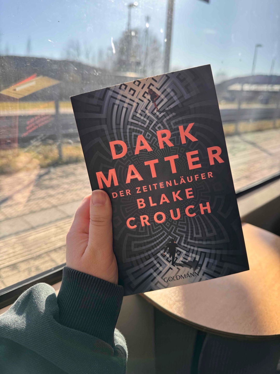 VERSCHLUNGEN! Ich liebe Paralleluniversen und Zeitreisen! Mega Buch !