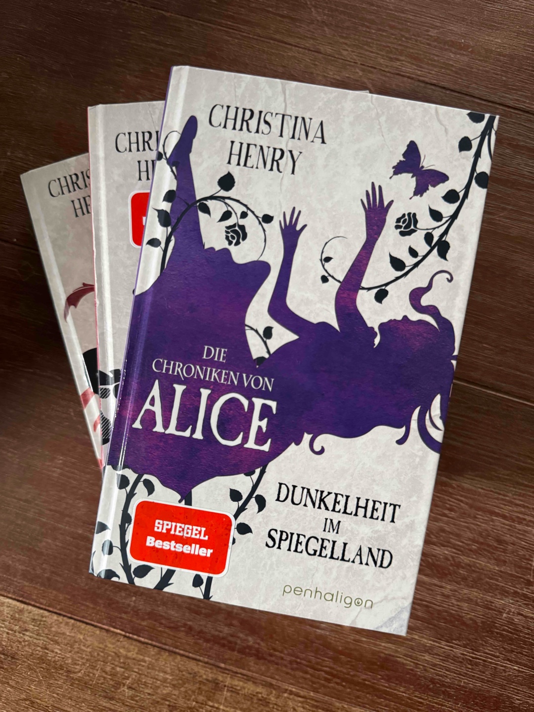 Dieses Ende hat mich mit mehr Fragezeichen zurückgelassen, als es das gute Ende eines Buches tun sollte, und ich habe es deshalb mit einem sehr unbefriedigten Gefühl geschlossen.