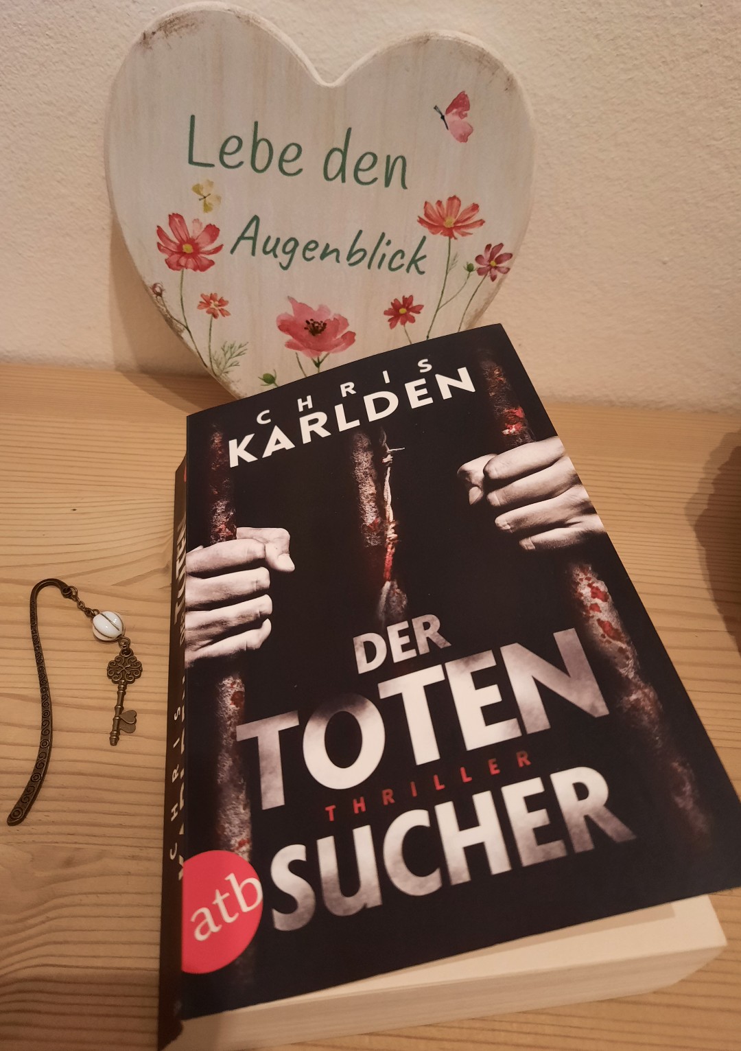 Der Auftakt zu einer ganz offenbar super-spannenden Reihe! 😍😊
Die Geschichte, durch die man mit kurzen Kapiteln geführt wird, hat mich gefesselt und ich habe richtig mitgefiebert und war mit meinen 'eigenen Ermittlungen' natürlich auf der komplett falschen Spur. 😁😁
Schade war für mich eigentlich nur, dass für die für mich besonders wichtige Frage schlussendlich keine befriedigende Auflösung mehr gekommen ist. 🫣
Aber auch das ist ein Grund, um sich den 2. Teil dieser Reihe zu kaufen. 😊😊