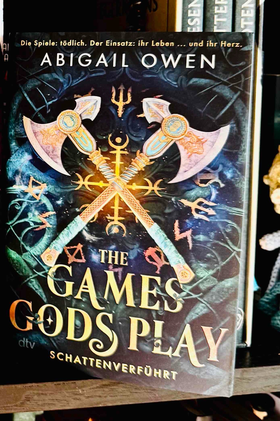 Ein Cover-Kauf, der sich ausgezahlt hat ✨💜
Ein Spiel der Götter bei dem es um Leben und Tot geht , zumindest für die auserwählten Menschen und um dem Thron über die Götter des Olymps. Ach und Hades, der als König der Unterwelt bei den diesjährigen Crucibles auch mitspielen will, mit seiner Auserwählten Lyra, die auf keinen Fall sterben darf….