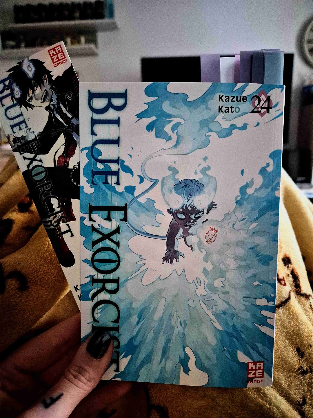 Katō-Sama ist einfach brillant!
Ich bin mit meinen Klebezetteln wieder kaum hinterhergekommen.
Wir bekommen gaaaanz viel Lightning Kontent geboten - I love him! ♡
Die Reise in die Vergangenheit an Rins Seite geht weiter. Und als würde dort nicht schon genug passieren, hält die Gegenwart genauso viel Action und Neues für uns bereit.
Ich freue mich sooooo sehr auf den nächsten Band. :)