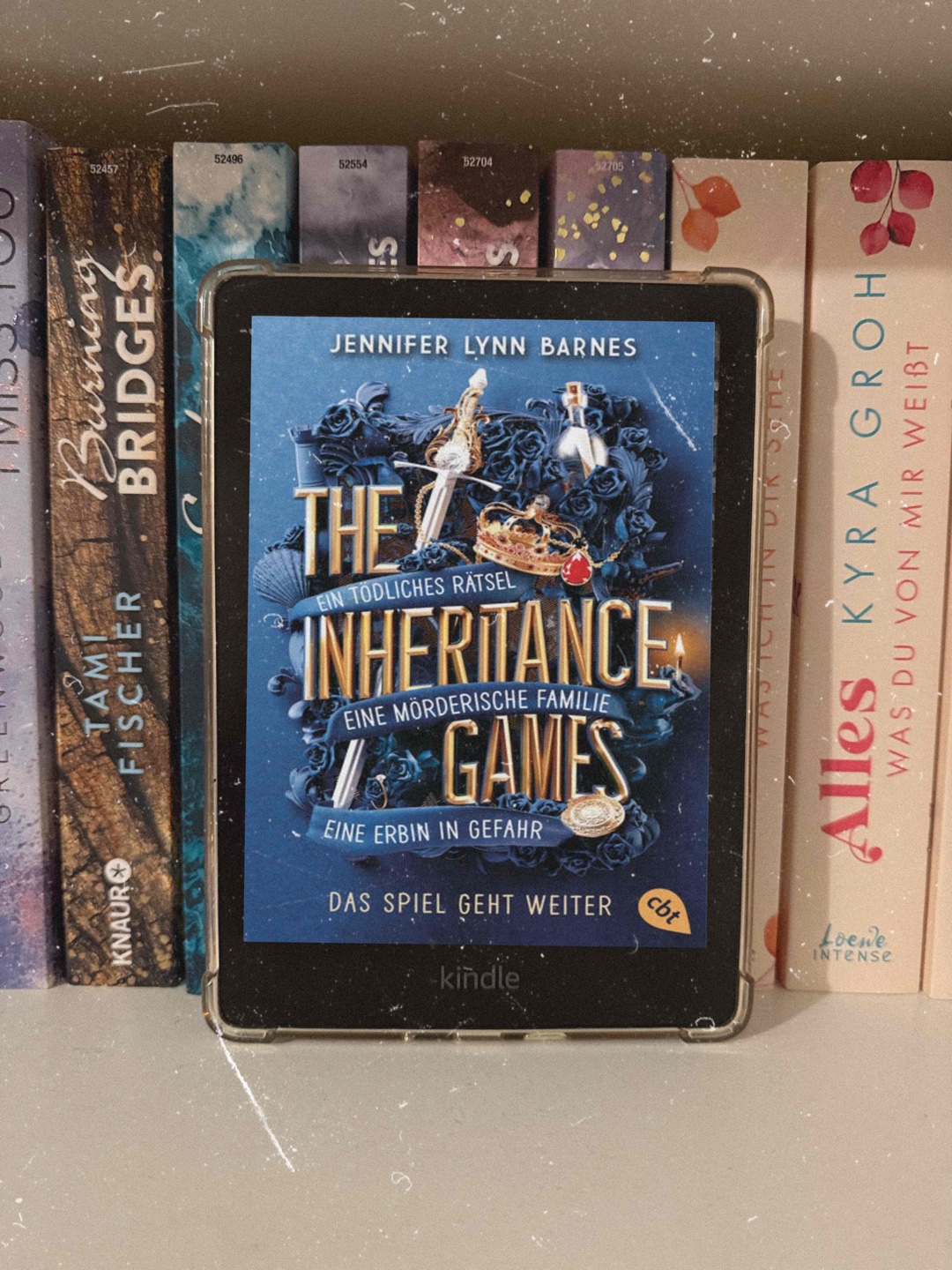 Der zweite Band von „The Inheritance Games“ startet direkt spannend und knüpft perfekt an den ersten Teil an. Die kurzen Kapitel und die vielen Rätsel sorgen dafür, dass man das Buch kaum aus der Hand legen kann. Besonders die überraschenden familiären Verbindungen haben mich begeistert!Avery und die Hawthorne-Brüder müssen wieder knifflige Hinweise entschlüsseln, was die Geschichte sehr fesselnd macht. Nur das Liebesdreieck hat mir nicht ganz so gut gefallen. Trotzdem eine großartige Fortsetzung. Jetzt bin ich gespannt, was im dritten Band passiert!