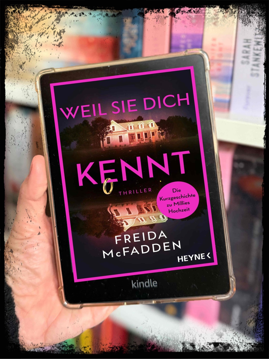 Freida McFadden schafft es erneut, mit wenigen Worten eine fesselnde Atmosphäre zu erzeugen. Die Geschichte ist kurz, aber spannend und ihr flüssiger Schreibstil macht sie angenehm zu lesen. Auch wenn die Handlung nicht besonders komplex ist, bleibt sie durch kleine Wendungen interessant und unterhaltsam.