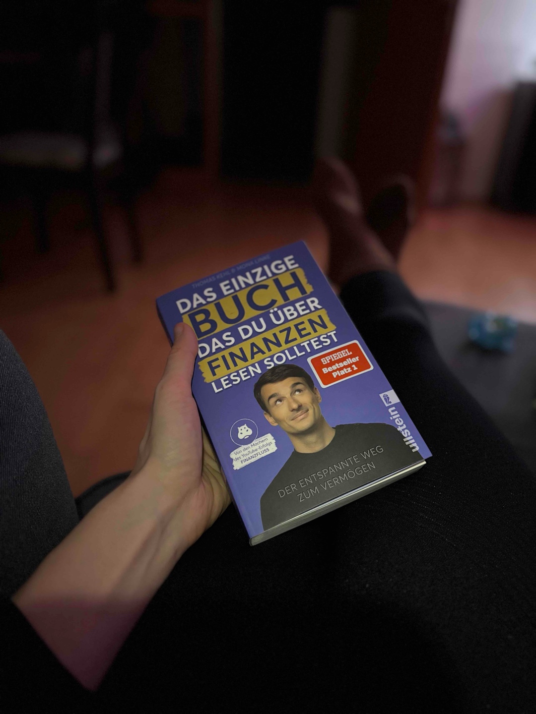 Ein toller Einstieg in die eigene „Finanzwelt“ Man kann viel lernen und direkt umsetzten. 
Ich hätte mir das Buch mit Anfang zwanzig gewünscht um einfach etwas an der Hand zu haben mich um finanzielle Ding zu kümmern 