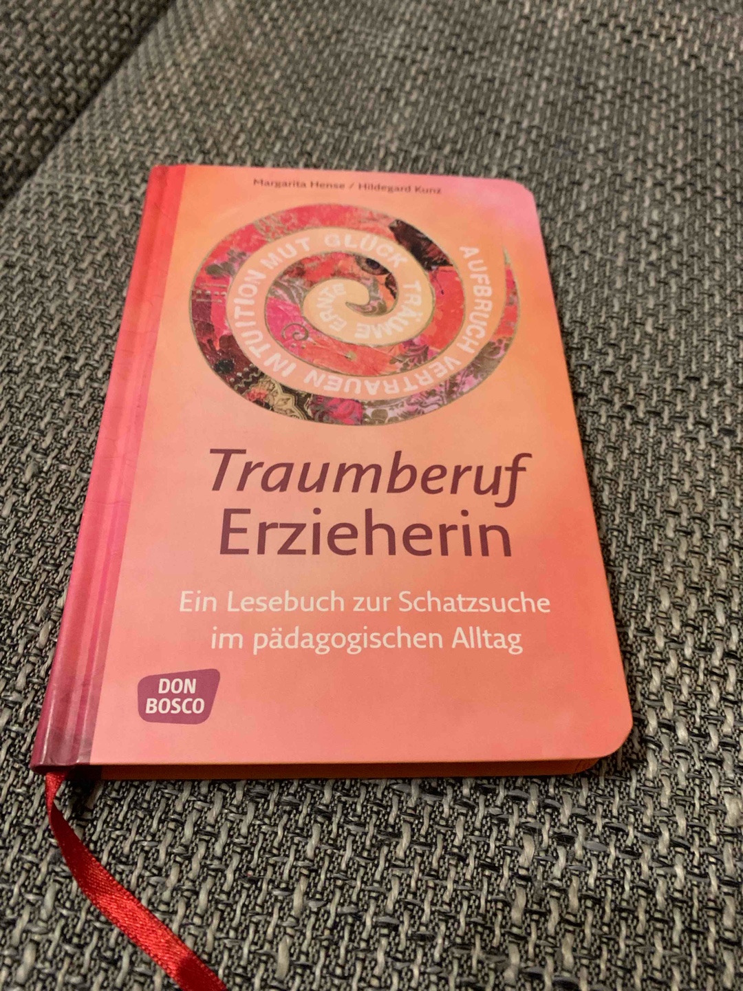 Ganz nett 👍
Ein Buch über den Erzieherberuf mit Berichten von Erzieherinnen über ihre Arbeit und Erfahrungen