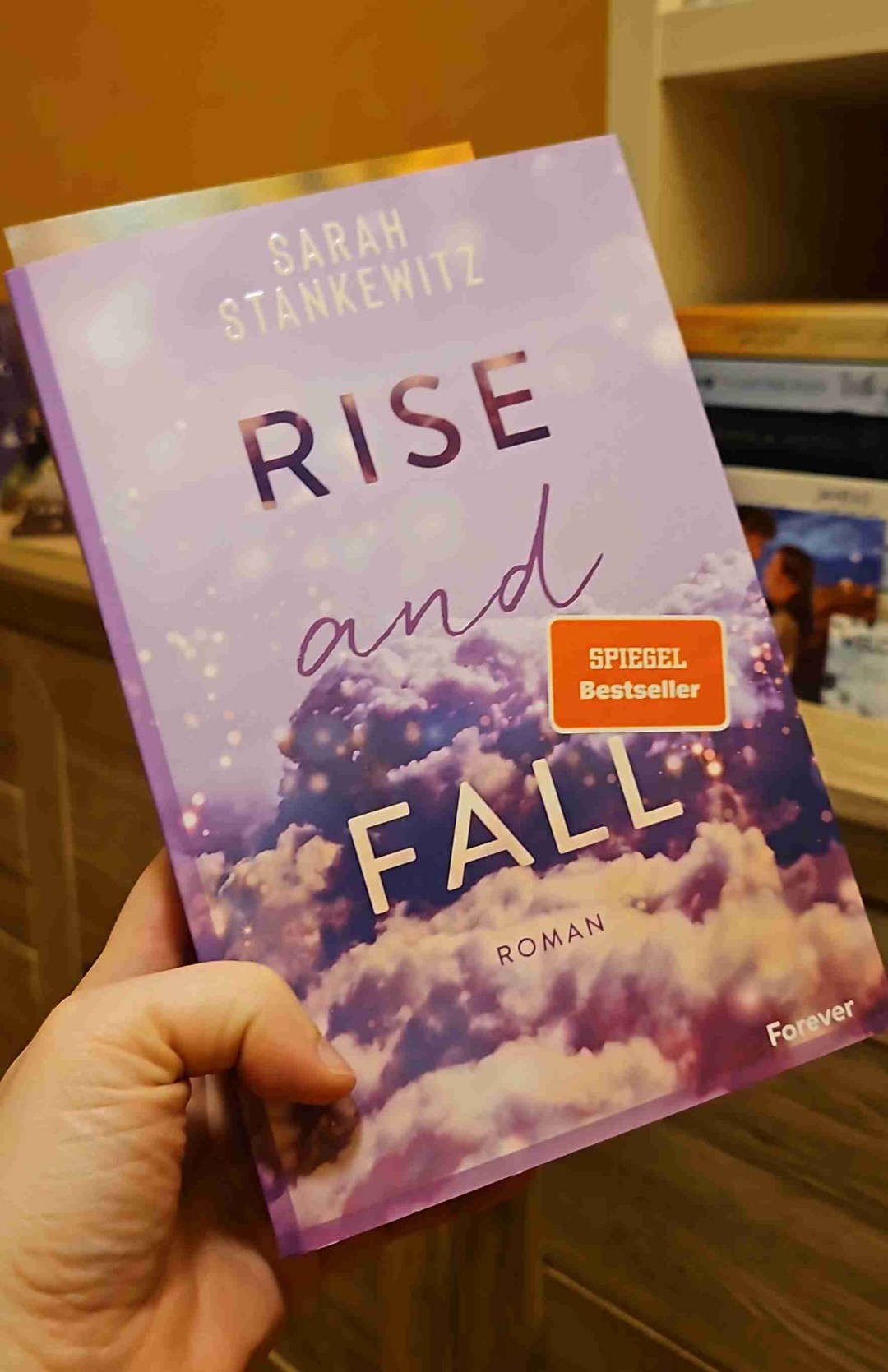 Ich lese viele New Adult Bücher.. aber dieses es war irgendwie anders - gut anders. Ich habe es unglaublich gerne gelesen. 

Die Geschichte von Sky und Carter war hart, aber gleichzeitig auch so wunderschön. Die Rückblenden in die Vergangenheit haben mir unglaublich gut gefallen. 