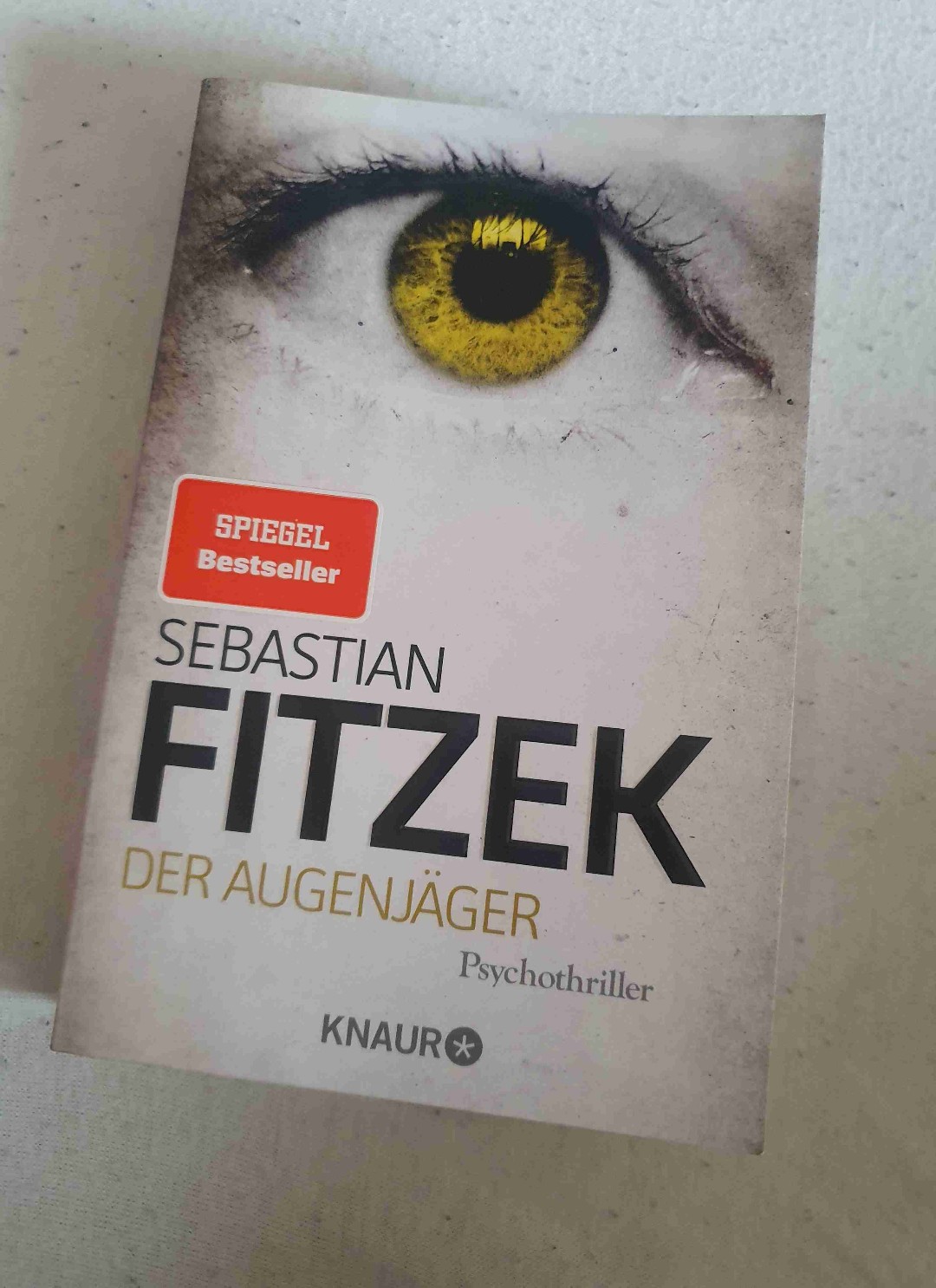 Super spannende Fortsetzung von Augensammler. Es hat mich sofort wieder in den Band gezogen und habe mit Alexander Zorbach und Alina mitgefiebert was nun  als nächstes passiert. Jedes Mal wenn ich mir sicher war wer der Mörder sein könnte und dachte dass sie in Sicherheit sind, hat sich das Blatt um 180° gewendet und man wurde wieder ins kalte Wasser geworfen. Mit dem Ende des Buches hätte ich allerdings nicht gerechnet. 

Spannend bis in die letzte Seite.  Sehr zu empfehlen 😊