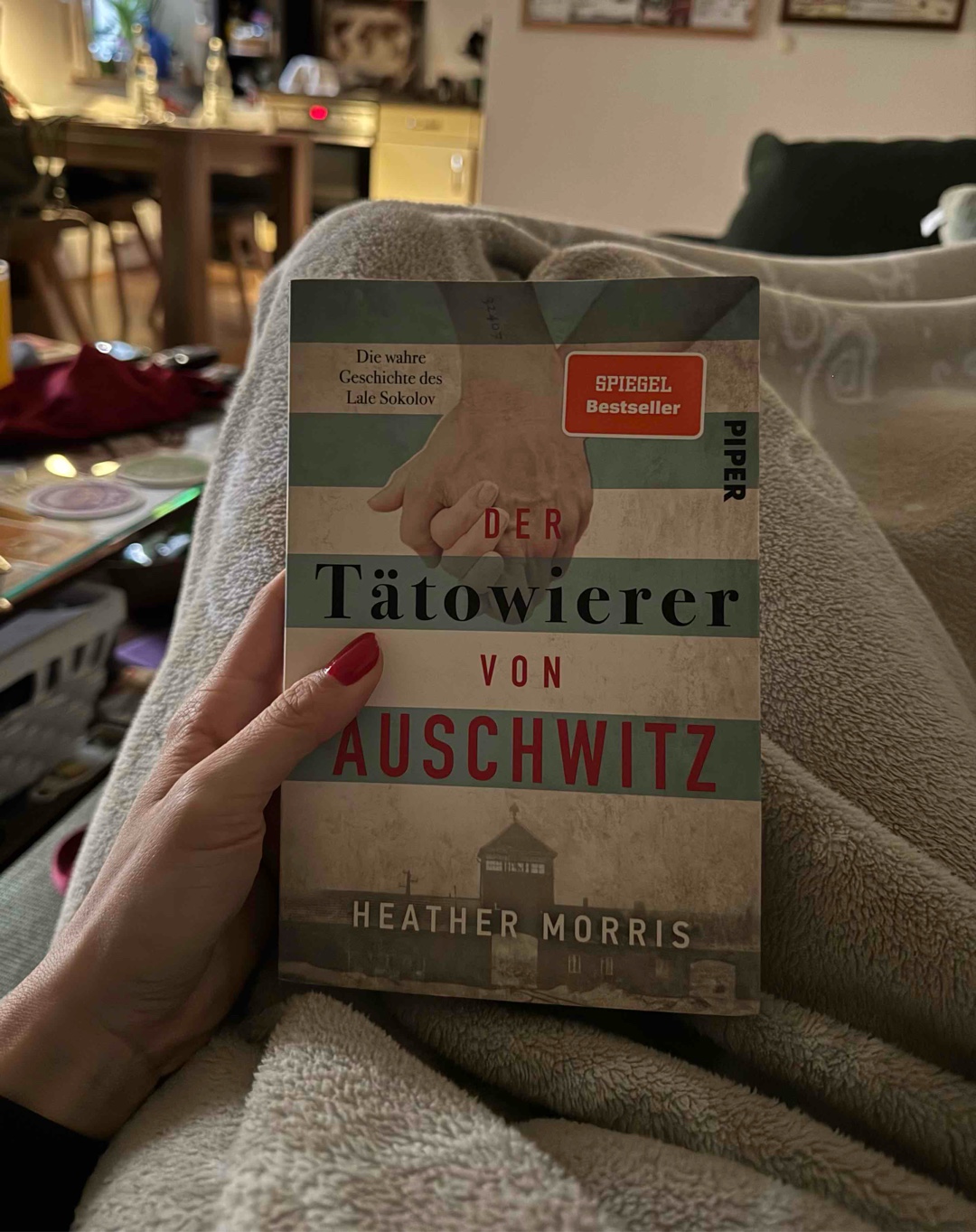 Eindrückliche und wahre Geschichte die sehr lesenswert niedergeschrieben wurde. Lale hat trotz aller Gräueltaten die er erlebt hat nie die Hoffnung und die Empathie verloren. 
Leseempfehlung.