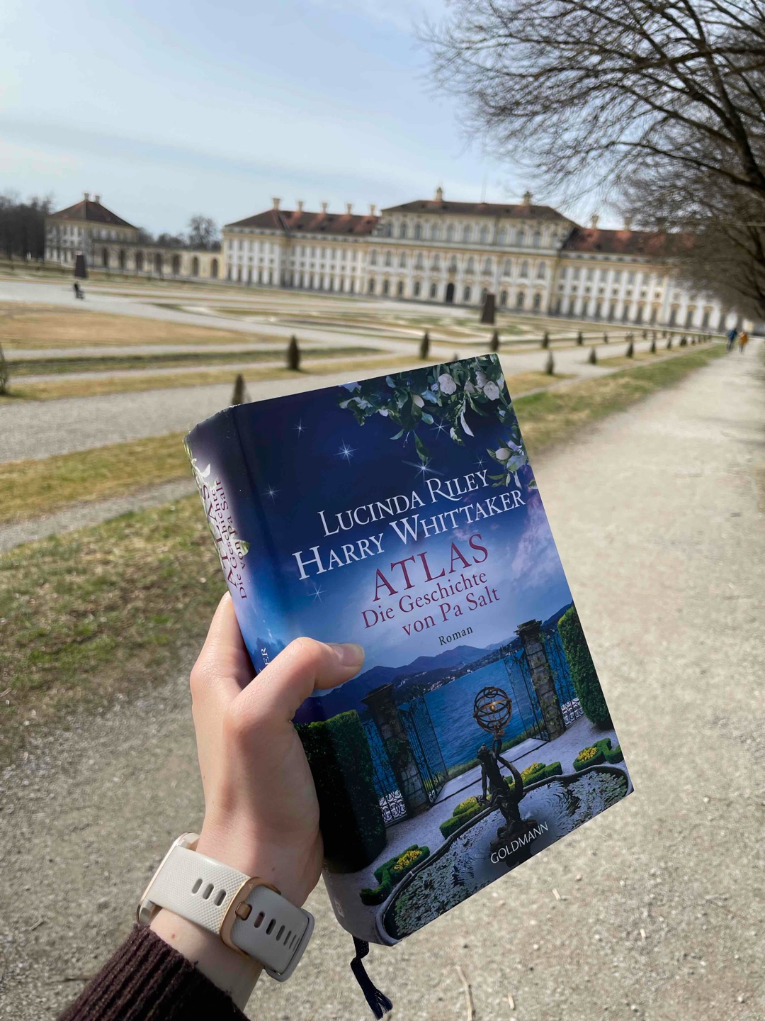 Die Reihe der Sieben Schwestern findet mit diesem Buch einen würdigen Abschluss!
Dass das Buch nicht von Lucinda Riley selbst geschrieben wurde, sondern von ihrem Sohn (Gott sei Dank), merkt man meines Erachtens nach gar nicht. Wie auch bei den vorherigen Bänden, konnte ich das Buch kaum weglegen.
Die Geschichte von Pa Salt ist spannend erzählt und noch viel wichtiger: Endlich wird alles aufgelöst und man bekommt Antworten auf die vielen Fragen. 😊