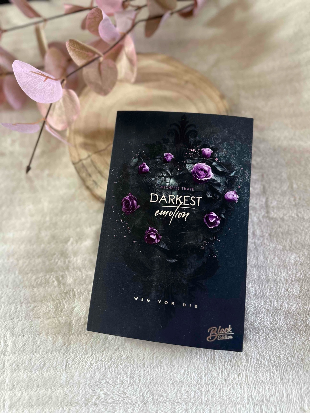 Eine emotionale Achterbahnfahrt, die unter die Haut geht! 🖤
Wow – dieses Buch war wirklich eine Achterbahnfahrt der Gefühle! Der Auftakt der Emotions-Reihe hat es in sich und bleibt einem noch lange nach dem Lesen im Kopf. 🫶🏼