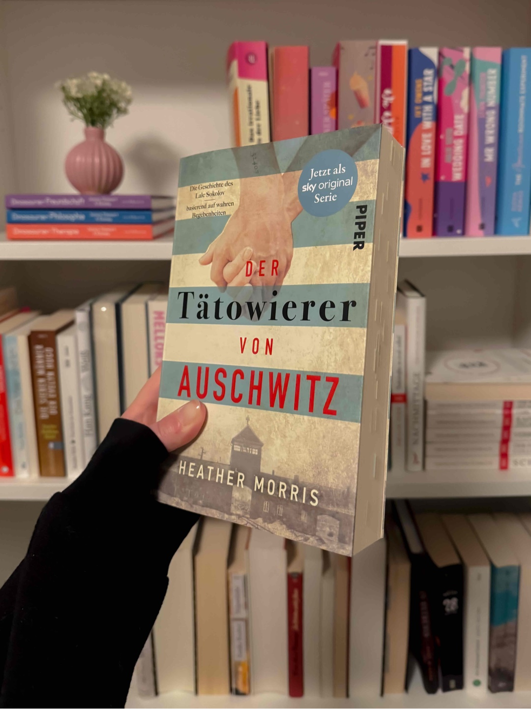 „Ich will vergessen, wo ich bin und was meiner Familie zugestoßen ist. Und wenn er mich umarmt, vergesse ich das, nur für diese paar kurzen Momente. Ist es denn unrecht von mir, dass ich ein bisschen aus der Wirklichkeit fliehen will?“ 