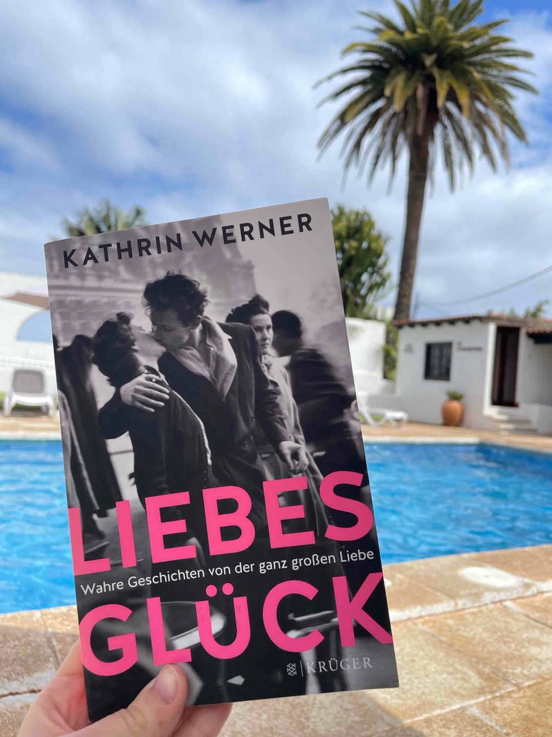 In einer Zeit, die gefühlt nur noch aus Negativschlagzeilen besteht, ist dieses Buch ein echter Lichtblick. 20 wahre Liebesgeschichten aus der ganzen Welt, wie man sie sich nicht schöner hätte ausdenken können, gehen ans Herz und lassen einen die turbulente Welt da draußen kurz vergessen. Die Beteiligten jeder Kurzgeschichten strotzen vor Dankbarkeit, Glück und positiver Energie. Ach wie schön wäre es, wenn die Welt nur noch daraus bestehen könnte!