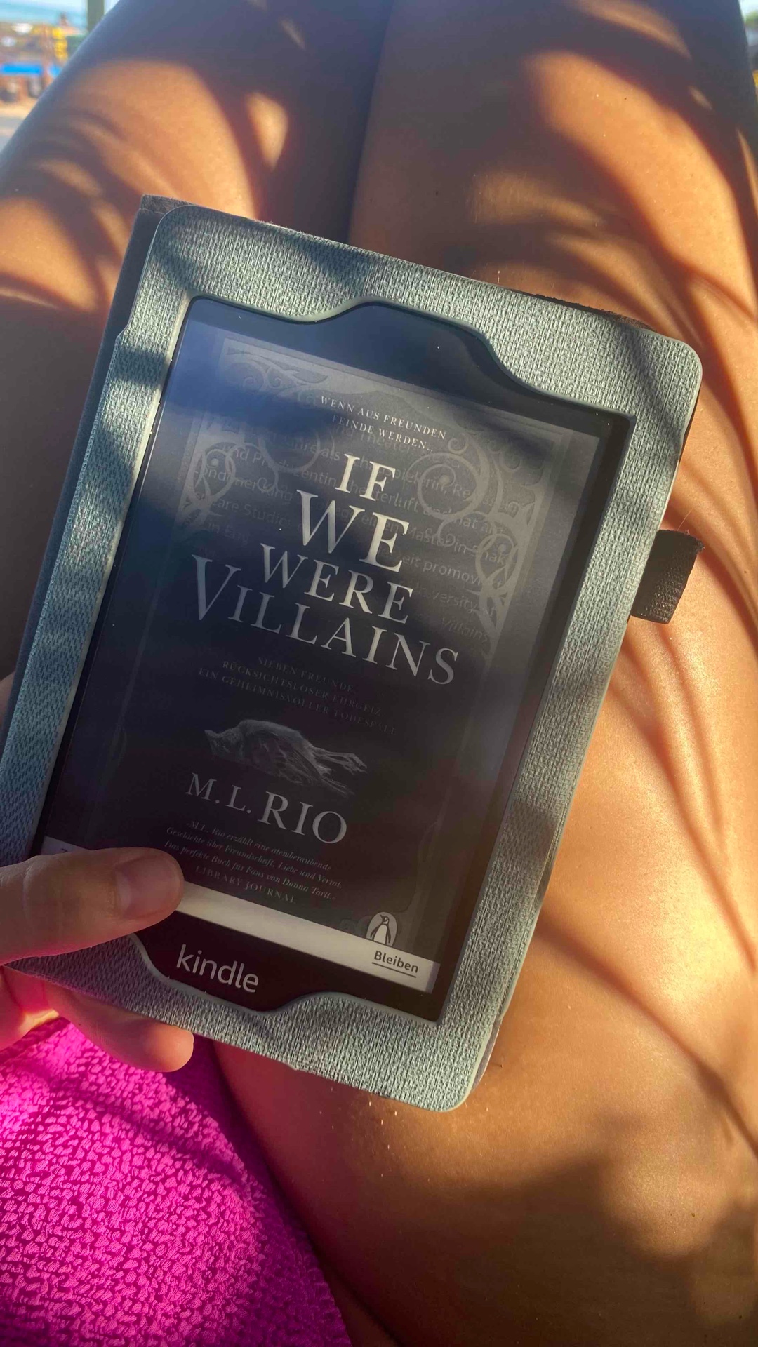 Ich habe das Buch nur gelesen, weil es zufälligerweise auf dem kindle meiner Schwester war. Aber es hat mich gepackt und gilt jetzt als eines meiner neuen Lieblingsbücher!