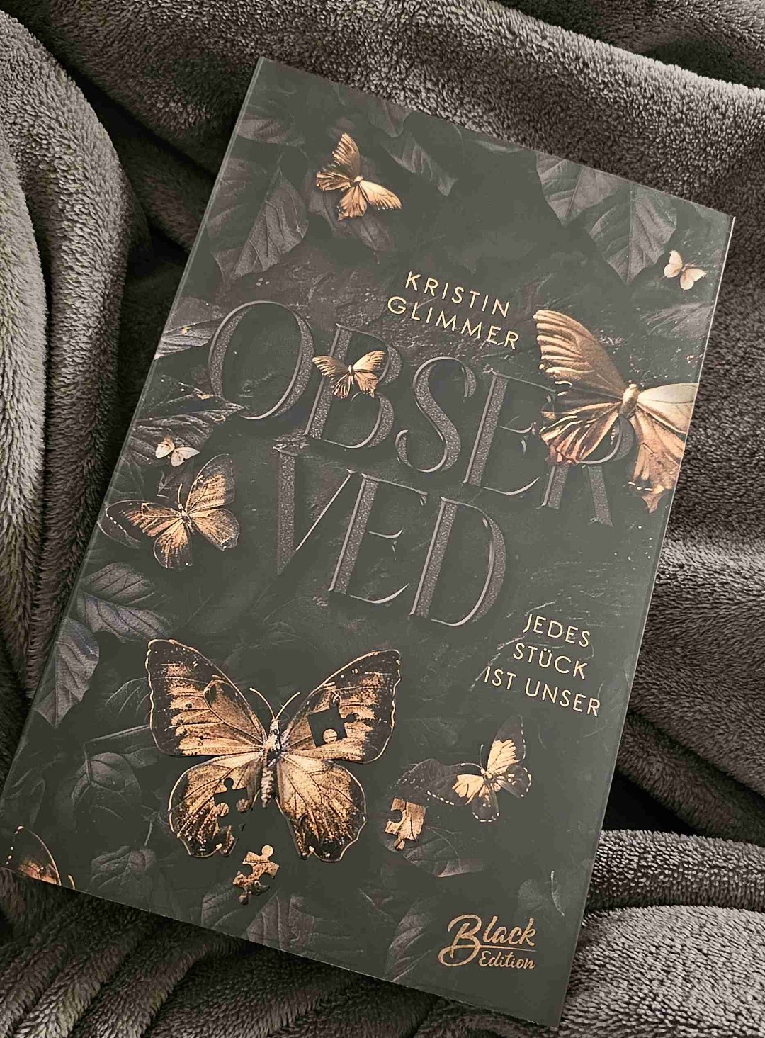 Wow. Das Buch hat mich echt gefesselt. Ich konnte es kaum aus der Hanf legen und ganz ehrlich das habe ich alles nicht kommen sehen! 😱 
Auf jeden Fall lesenswert!!!