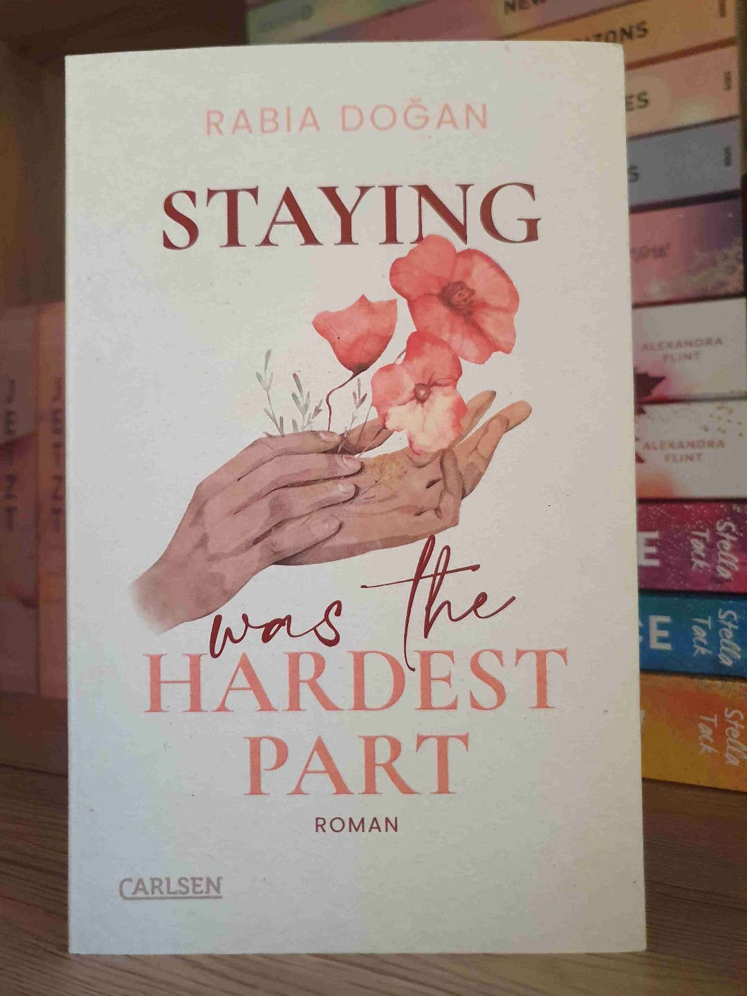 Optisch ist das Buch genau mein Fall, ich finde es megaschön. Inhaltlich fand ich es, leider, etwas langatmig und fad. Ich bin nicht so richtig warm geworden mit den Protagonisten und mit der Story auch nicht so wirklich, was ich sehr schade fand. 