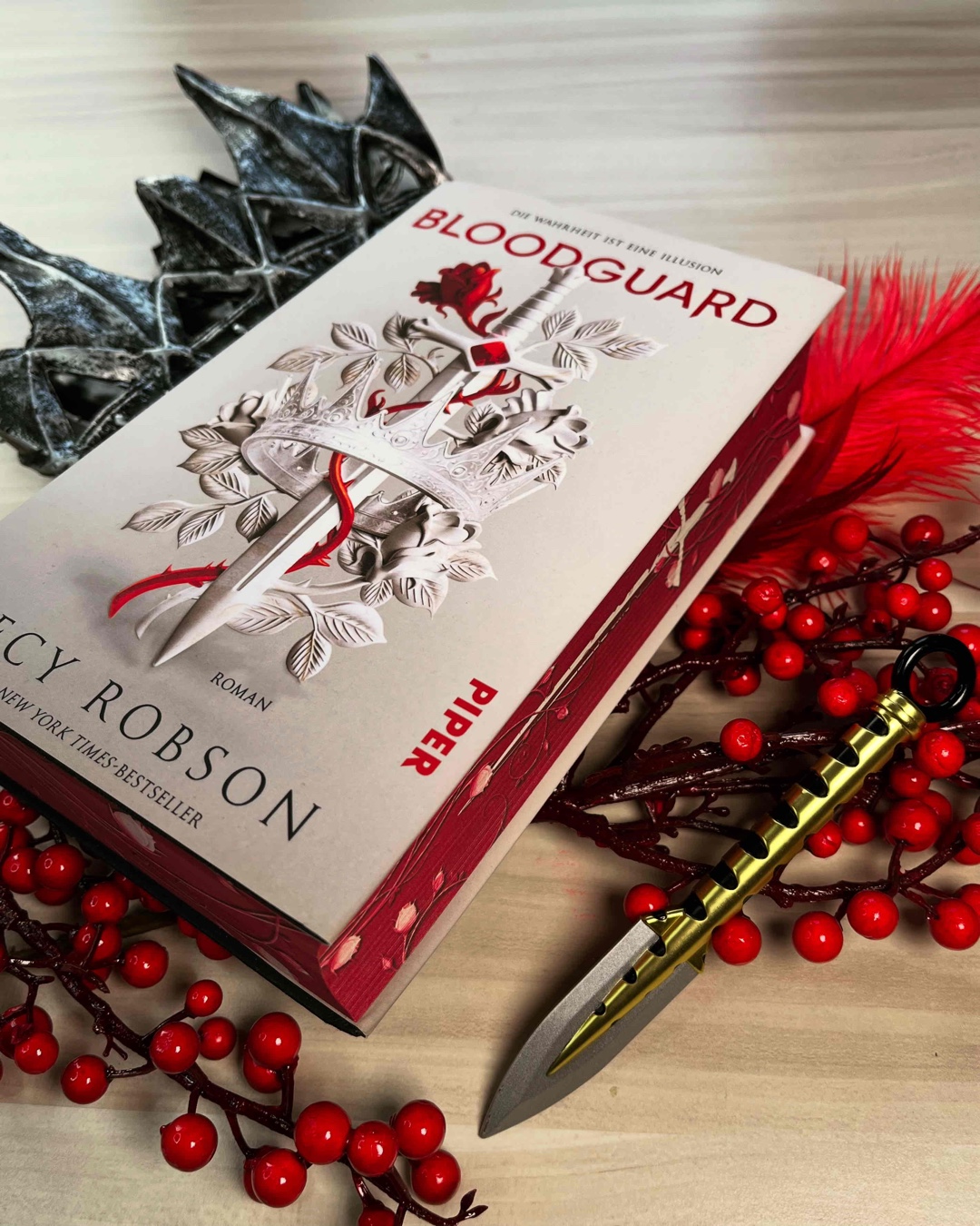 düster, brutal, fesselnd
Cecy Robson ist mit «Bloodguard» wirklich sportlich unterwegs. Genre-technisch macht sie den Spagat zwischen der Antike und Fantasy, bei den beiden Protagnisten sucht sie die Balance zwischen den gesellschaftlichen Schichten und Völkern. Mit minimalen Abstrichen konnte mich die Geschichte total fesseln.