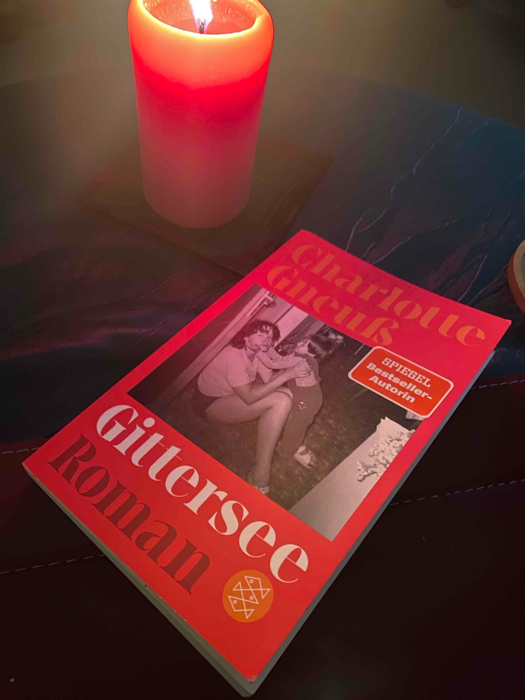 Erster O-Ton in mir, nachdem ich das Buch zuklappte: Uff!
DDR, Stasi, Republik-Flucht, Queer-Sein, Geheimnisse. „Es war niemand auf der Straße, doch hinter jedem Fenster Licht. Hinter jedem Fenster Licht und Tisch und Mensch.“
Nüchtern geschrieben, sodass es auf Distanz hält und doch las ich mit Anspannung Seite um Seite und wartete auf den großen Knall. Ich war und bin sehr hin- und hergerissen von meinen Leseeindrücken: Der Stil trifft den Zeitgeist. Als Leserin bleibe ich gerade deswegen außen vor.