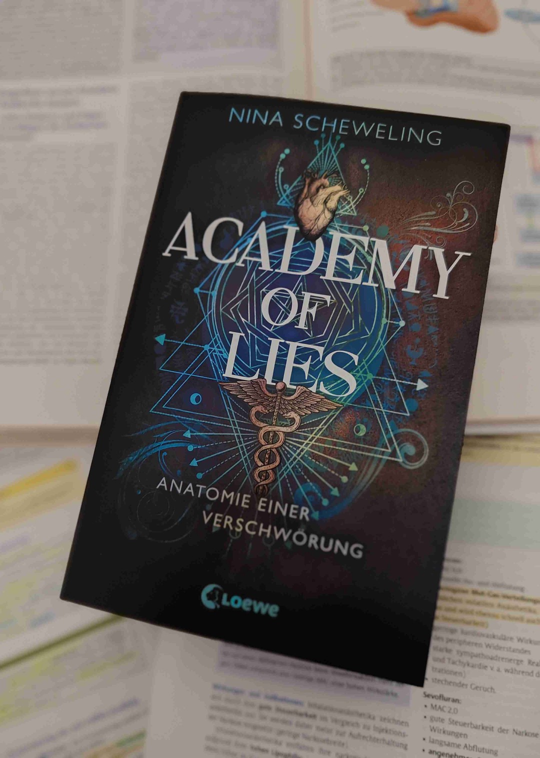 Spontanenentdeckung. Vorneweg: Es ist ein Jugendbuch, also darf man nicht viel Brutalität oder ähnliches erwarten. Sonderlich tiefgründig ist es auch nicht. Da ich Medizin und Thriller mag habe ich dem Buch trotzdem eine Chance gegeben. Hübsches Buch, gute Grundstory, gutes Setting, interessante medinizische Einschübe, Sekten Vibes und ich fand die trockene abweisende Art der Protagonistin direkt sympathisch! Ich mags 😊