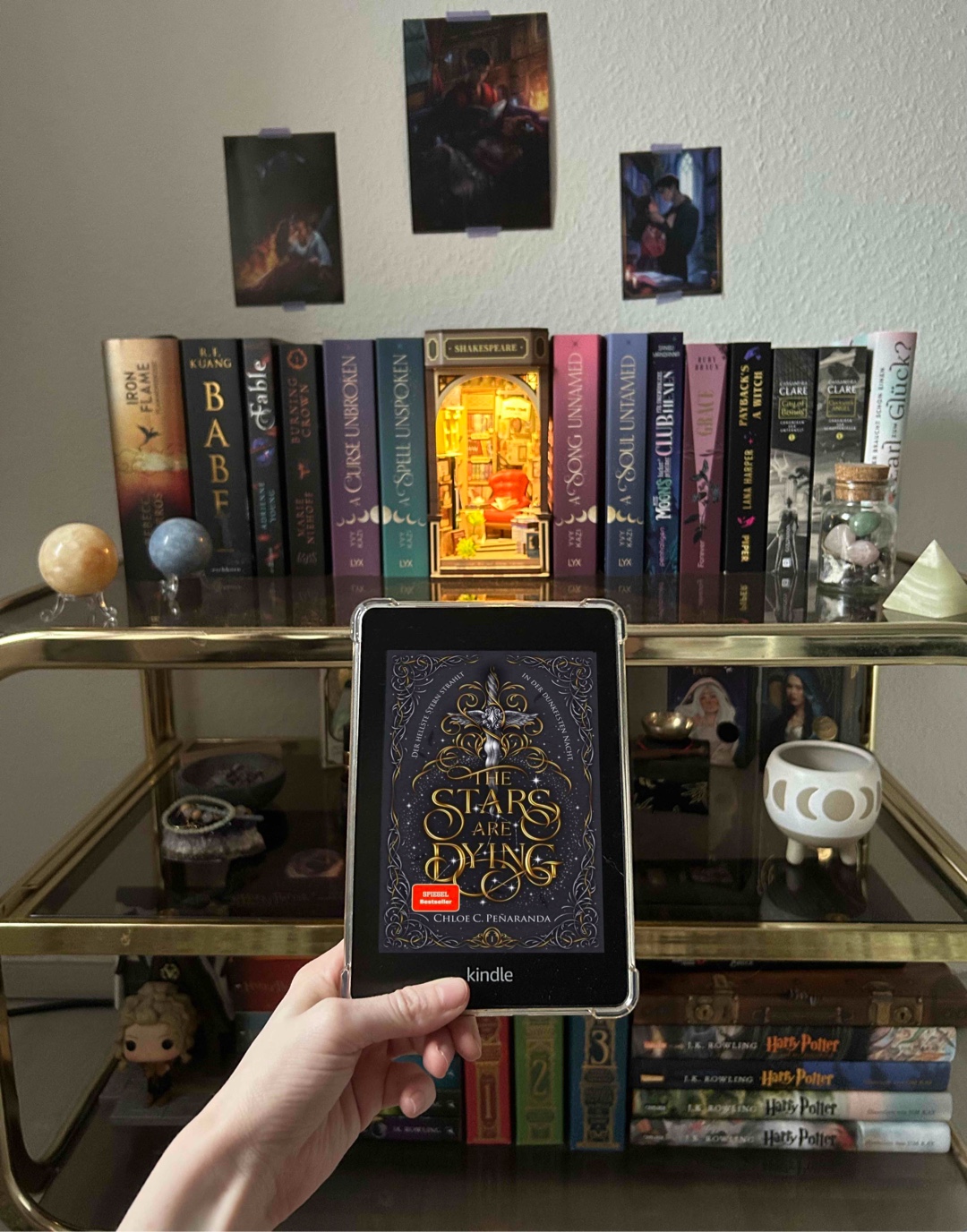 Gesamt: ⭐️ 4/5
Spannung: 📈 4/5
Charaktere: 👤 4/5
Lovestory: ❤️ 3,5/5
Herzschmerz: 💔 3/5
Spice: 🌶️ 4/5
»Wenn wir mal nicht weiterwissen oder uns verlieren, gucken wir nach oben und wissen, dass wir dieselben Sterne sehen. Und wenn der Tod uns trennen sollte, können wir sehen, dass die andere sicher bei den Sternen angekommen ist, wenn der hellste Stern dreimal aufleuchtet.«