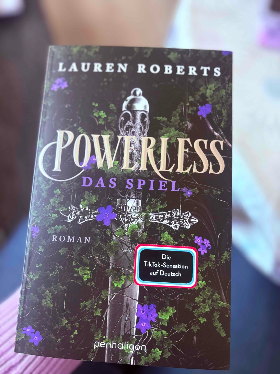 „Ich lasse sie eine Drehung vollführen, und sei es nur, um mir sebst Zeit zum Nachdenken zu erkaufen. Ich habe noch nie darüber nachgedacht, welche Farbe ich am liebsten mag. Das erschien mir nie wichtig.
Bisich in ozeanblaue Augen gesehen und festgestellt habe, dass
Ertrinken etwas Schönes sein kann.
Bis ich in glühende blaue Augen gesehen und festgestellt habe, dass Verbrennen nicht wehtun muss.
Bis ich in himmelblaue Augen gesehen und festgestellt habe, dass Fallen etwas Friedliches sein kann.
Ich habe bisher noch nie über meine Lieblingsfarbe nachgedacht, weil ich noch keine Farbe gesehen hatte, die diesen Titel verdient hätte. Bis jetzt, offensichtlich.“🫧