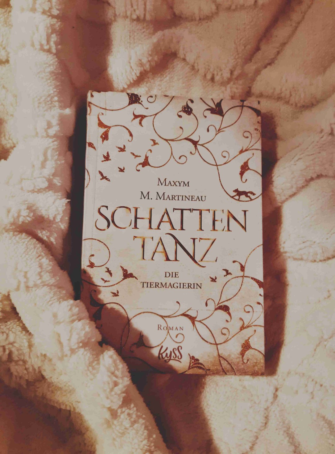 "Sie war das Feuer, das den gefrorenen Käfig um mein Herz zu schmelzen drohte. Und ganz egal, wie angestrengt ich versuchte, Distanz zu wahren,jede ihrer Handlungen flehte mich an,ihr näher zu sein. Ihre bloße Existenz erweckte etwas, das tief und lange in mir begraben gewesen war💛⚜️."