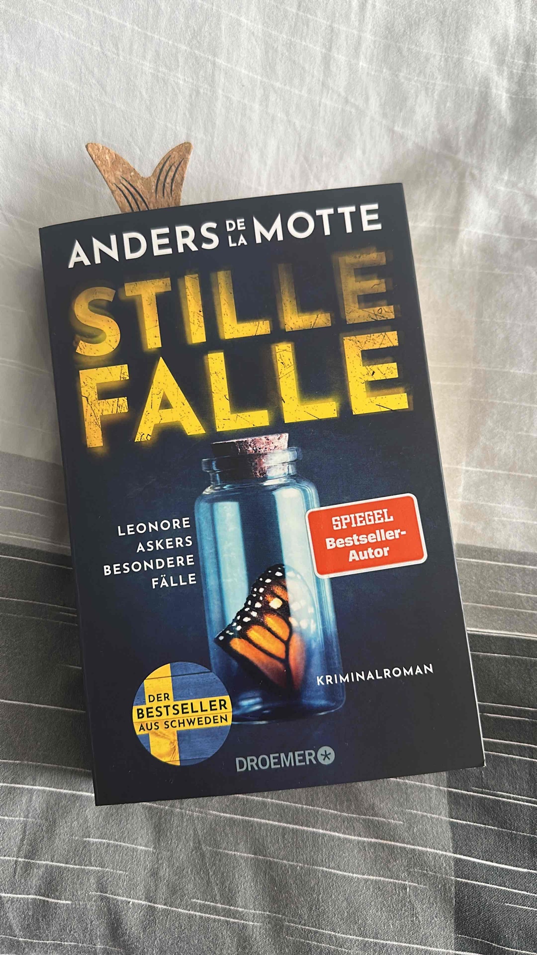 Willkommen bei Schwedens Dezernat für die wirklich hoffnungslosen Fälle - und Leo Asker  ist so eine taffe Ermittlerin… und ihre Abteilung hat mich mehr als einmal schmunzeln lassen - 5/5 ⭐️ 