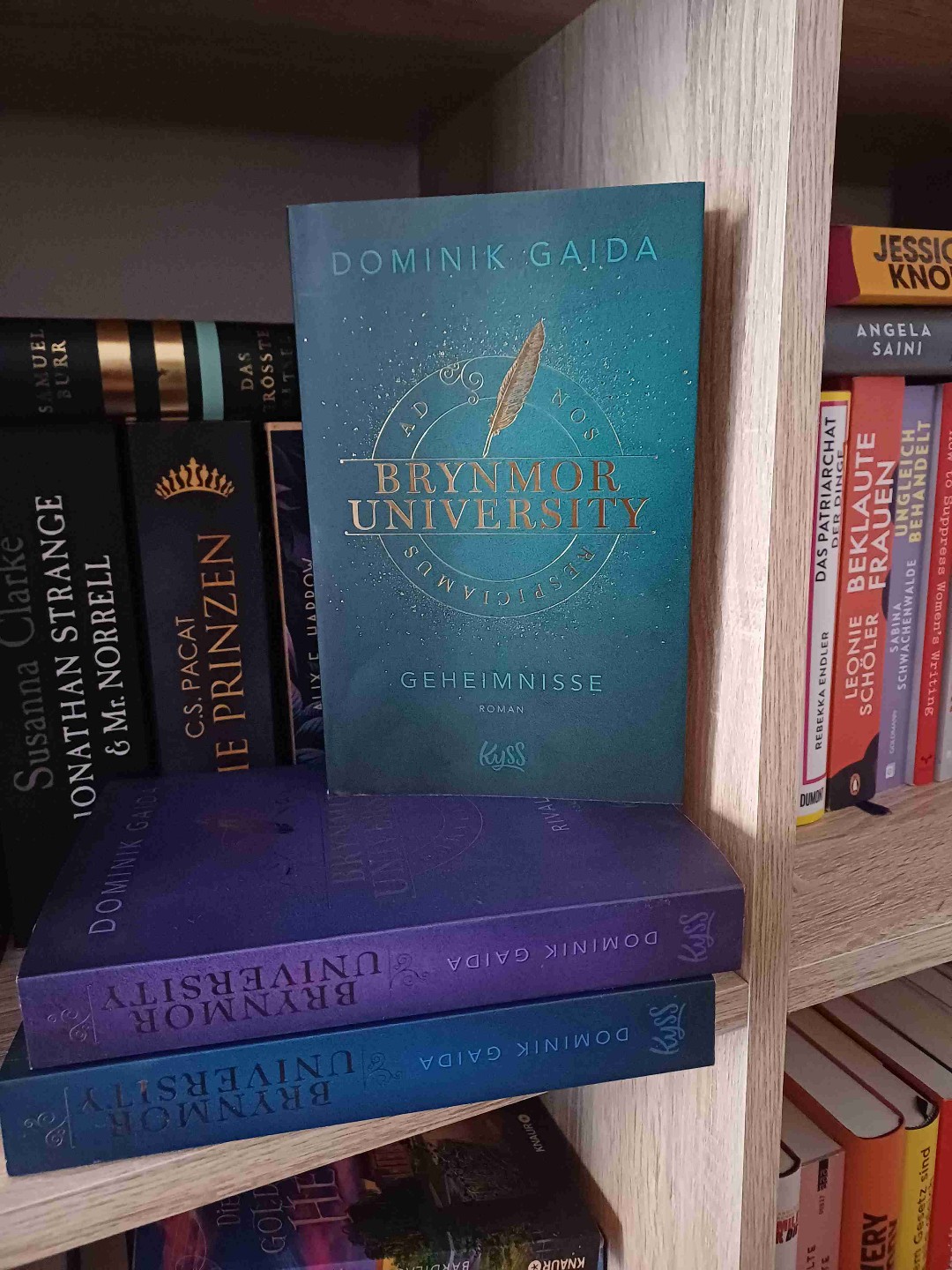 Ich mag die Charaktere, den Mystery-Teil und die Dark Academia Vibes sehr. Nur die Romanze kommt etwas lauwarm daher. 
Insta-Love ist leider überhaupt nicht meins und generell wird uns hier viel gesagt, aber wenig gezeigt. Ich möchte sehen und spüren, wie sich die Protas verlieben, ich möchte verstehen, warum genau sie so fühlen und unbedingt zusammen sein wollen. 
Und ich brauche definitiv weniger Therapie-Sprache und stattdessen mehr Reibung und Britzeln. 
Trotzdem hat mir das Buch ausgesprochen gut gefallen und ich lese mich natürlich auch durch die Folgebände. Ich hoffe, da knistert es dann etwas heftiger. 