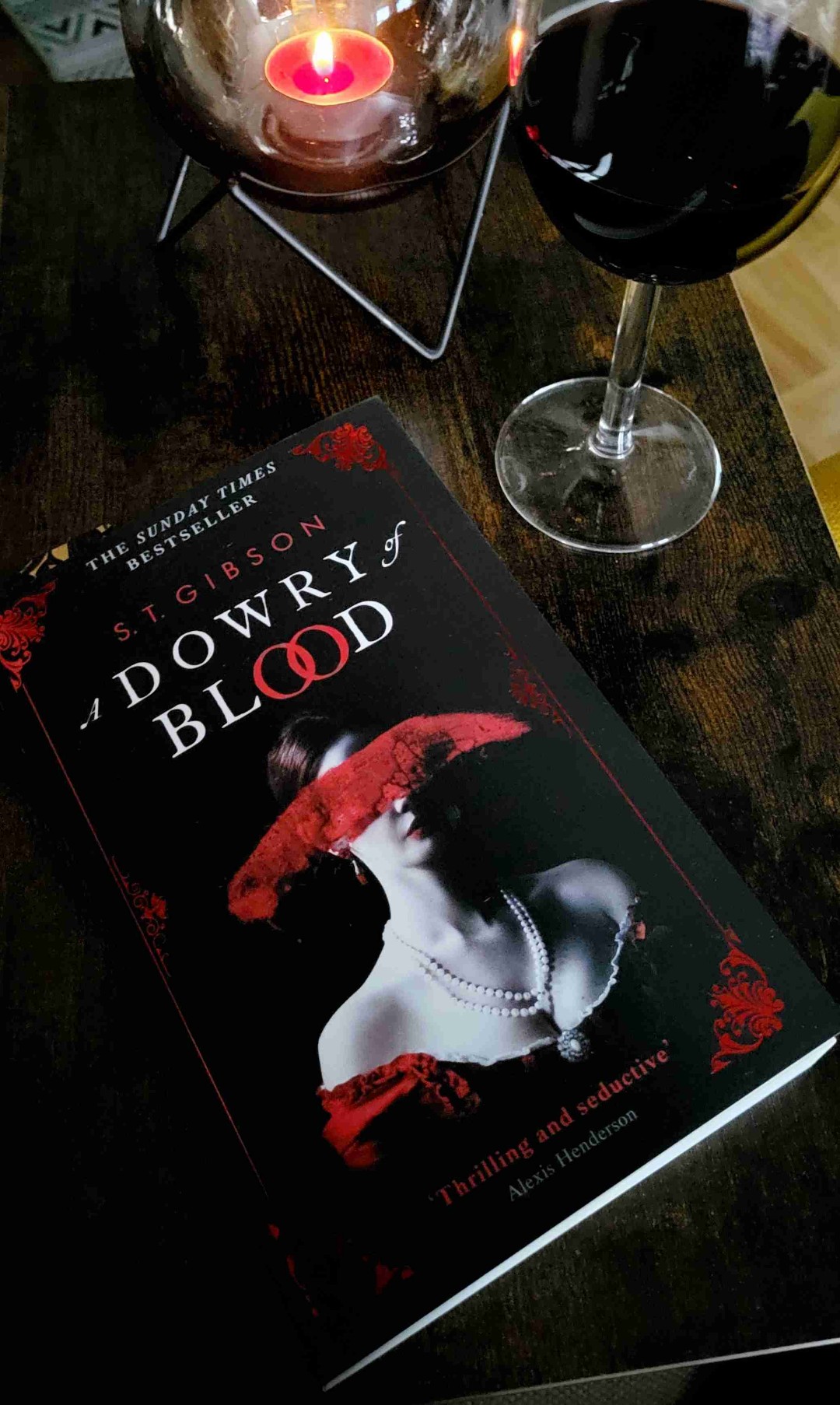 Mitreißende, düstere Analyse der Beziehung zwischen Dracula und seinen Consorts