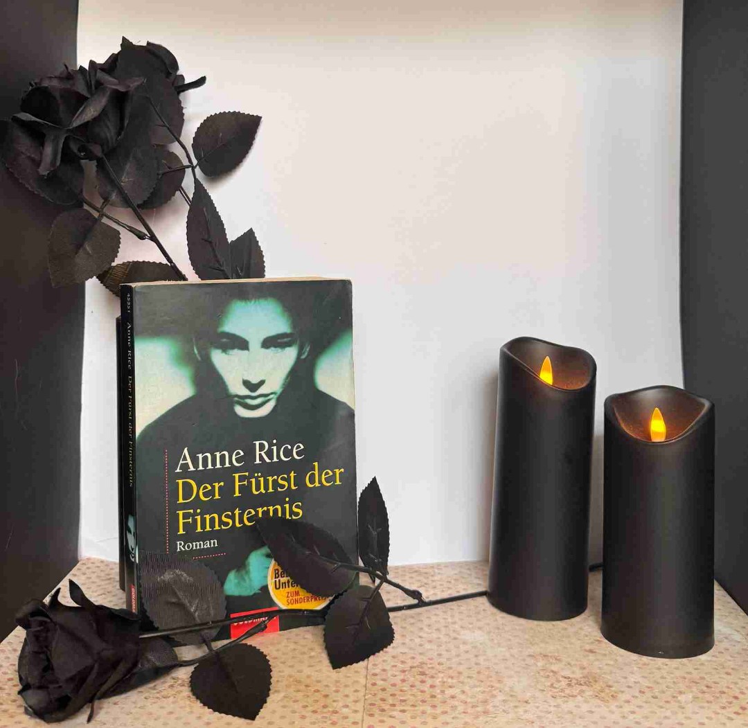 Ihr kennt Lestat bestimmt aus dem Film Interview mit einem Vampir🖤 und hier bekommt ihr seinen Teil der Geschichte, aus der Chronik der Vampire von Anne Rice