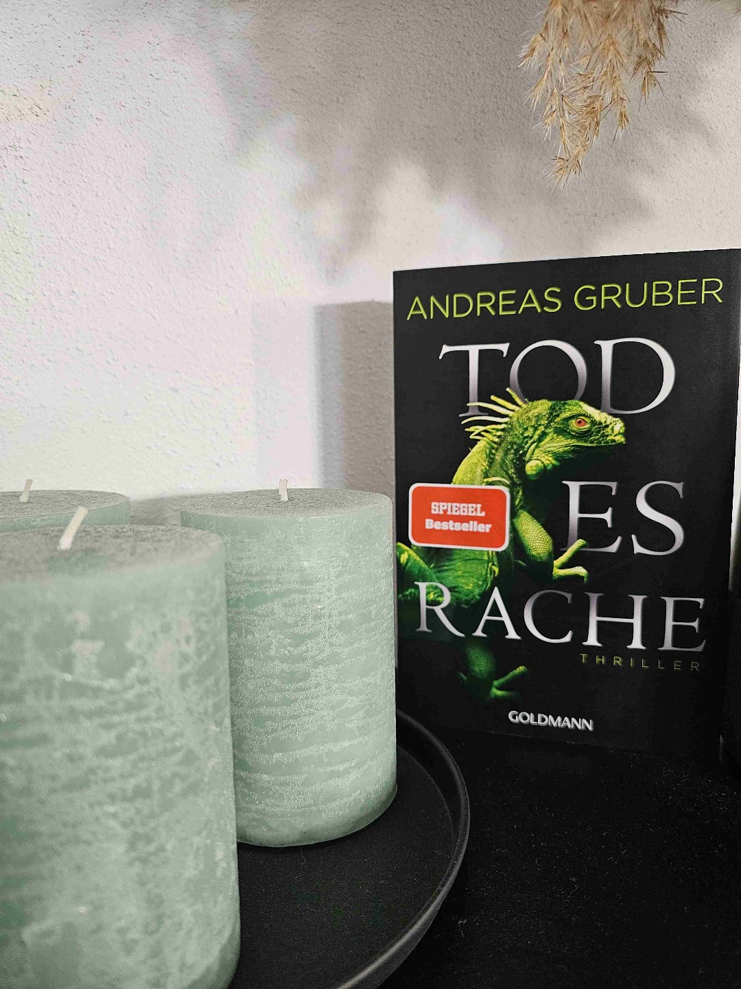 WOW 😳

Ich bin dieses Mal ehrlich sprachlos und weiß gar nicht genau was sagen.. Außer das: Wer diese Reihe noch nicht gelesen hat, lest es! Ihr verpasst wirklich was.

Dieses Buch war mitunter das Beste was ich jemals gelesen habe. Hier geht es nicht nur um die mögliche Befreiung von Sabine Nemez, sondern auch um Cyberkriminalität und alte DDR-Zeiten im Osten Deutschlands.

Ein sehr komplexer Fall wartet auf Sneijder und sein neues Team das mit einem echten Paukenschlag endet... 😳

5 ⭐️