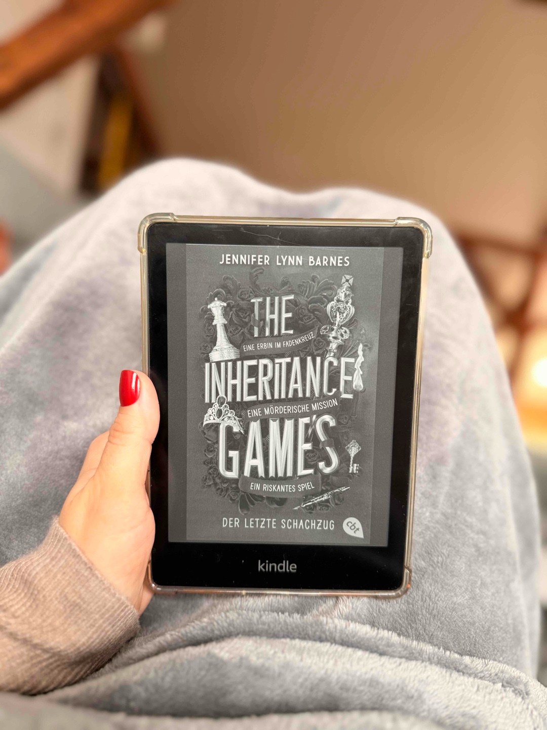 „The Inheritance Games – Der letzte Schachzug“ ist ein unterhaltsamer Abschluss der Reihe. Die Rätsel sind spannend und gut miteinander verknüpft, sodass es bis zum Schluss fesselnd bleibt. Es gibt einige Überraschungen, aber auch erwartete Enthüllungen, die die Geschichte abrunden. Der Fokus liegt klar auf den Rätseln, wodurch es spannend bleibt, allerdings fehlt es den Charakteren und ihren Beziehungen an Tiefe. Ich hätte mir hier mehr Emotionen gewünscht.
Insgesamt ein lesenswertes Finale mit cleveren Rätseln, aber wenig Gefühl.