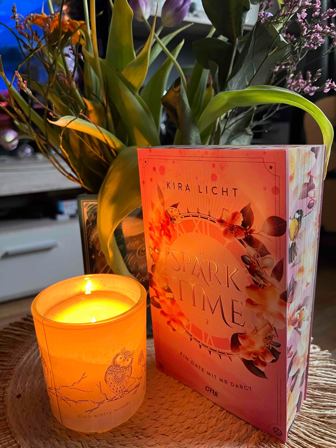 Der 2. Teil der eigentlichen Dilogie, zu der aber jetzt schon Buch 3 angekündigt wurde. 
Was soll ich sagen? Es ist ein Buch zum Träumen. Ich liebe die Zeit von Jane Austen… zumindest in den Romanen. 
Für ein paar Augenblicke konnte man Mäuschen spielen und ich wusste genau wie sich unsere Protagonistin gefühlt hat. Die Beziehung zwischen den beiden Hauptcharakteren baut sich langsam auf und ich habe mehr über die Hintergründe mehr erfahren dürfen. 
So viel sei gesagt der Abstecher zu Jane Austen bleibt nicht der einzige in dem Buch.
Wer Lust auf eine Dilogie mit romantischen Zeitreisen hatte, der hat auch mit diesem Buch einen offenen Abschluss. Allerdings sehe ich auch noch Potential für mehr und bin gespannt was denn in Band 3 passiert. 