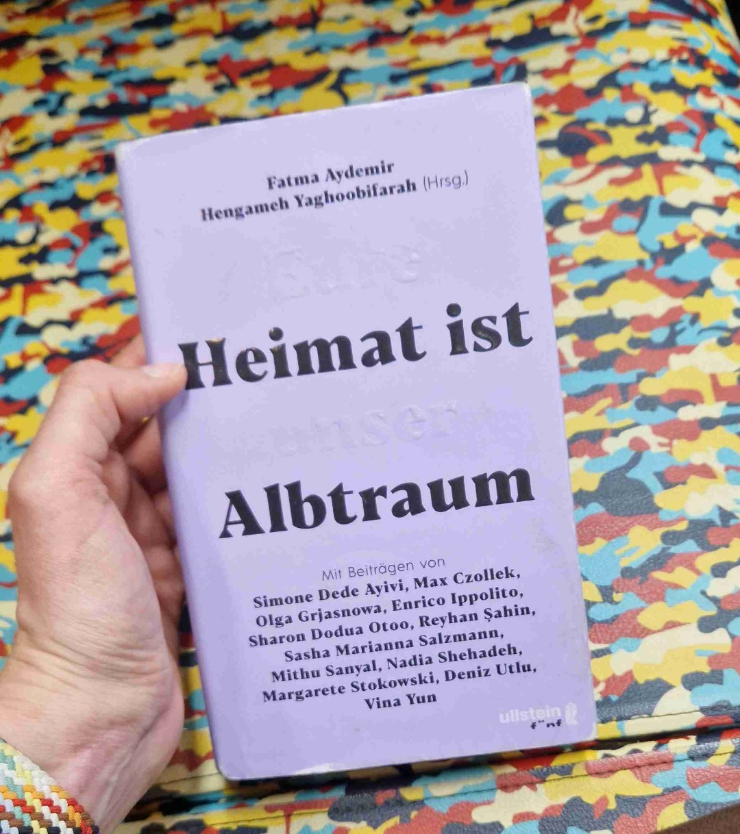 Ich halte das Buch für eine wichtige Lektüre, aber wirklich abgeholt hat es mich nicht. 