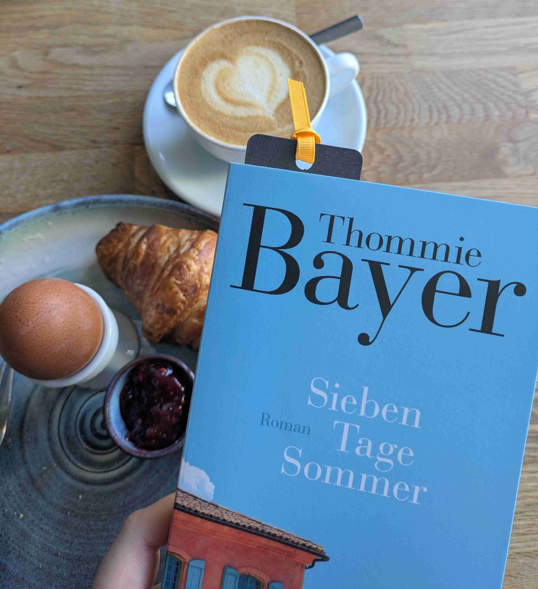Ich empfehle es dringend, falls eine lockerflockigleichte Sommereinstiegslektüre gesucht wird.