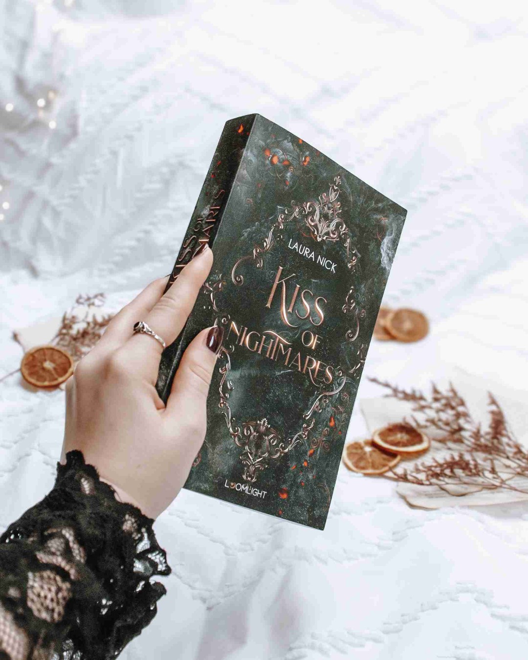 Wer Lust auf Vampire, Geheimnisse, Intrigen und Spice hat sollte sich Kiss of Nightmares definitiv mal anschauen🤭