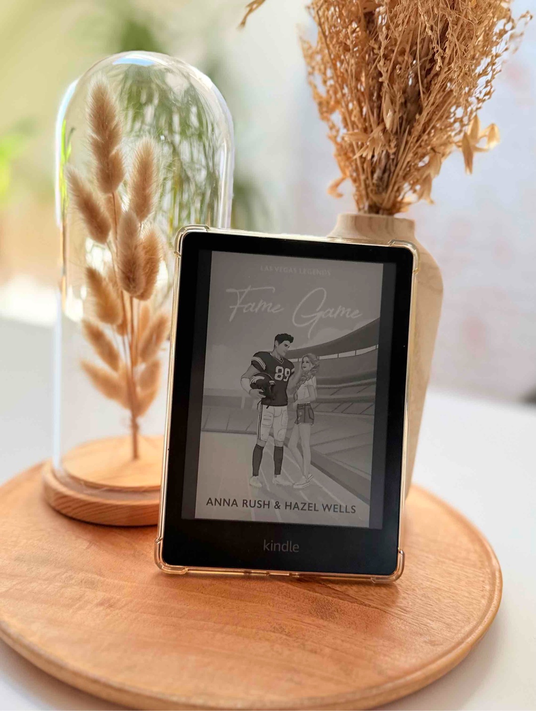 Als großer Fan von Sport Romance hatte ich mich auf Fame Game gefreut, wurde aber leider enttäuscht. Die Geschichte konnte mich einfach nicht mitreißen. Besonders das Tempo der Liebesgeschichte hat mich gestört. Die Protagonistin erlebt etwas Traumatisches und kaum einen Moment später landet sie mit ihm im Bett? Das wirkte für mich wenig nachvollziehbar. Zudem nimmt die körperliche Anziehung zwischen den beiden einen Großteil der Handlung ein. Nicht nur in den Szenen selbst, sondern auch in den Gesprächen. Dadurch fehlte mir die emotionale Tiefe und Authentizität der Charaktere. Positiv hervorheben möchte ich allerdings die beste Freundin der Hauptfigur. Eine wunderbare, herzensgute Seele, die für mich das Highlight des Buches war. Leider reichte das nicht aus, um mich wirklich zu begeistern.