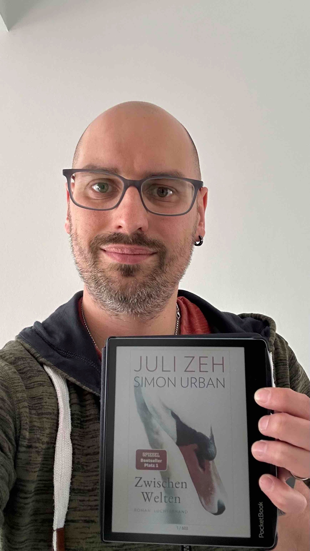 Fazit:
Ein gesellschaftlich relevanter Roman, den man aber nicht einfach so nebenbei wegliest.
