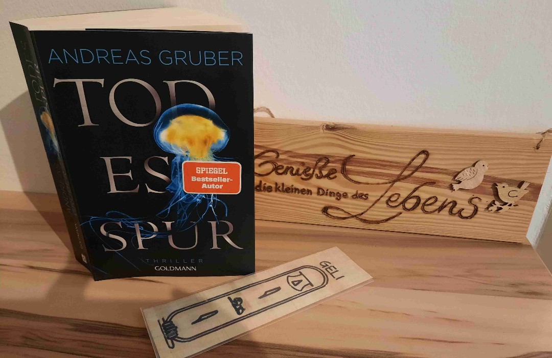 Wenn schon ein Ermittler-Team, dann Maarten S. Sneijder und Sabine Nemez! 🥰
Ich dachte anfangs, dass mich das Thema 'Terrorgruppe RAF' vielleicht nicht so packen wird, aber weit gefehlt!!
In der Danksagung entschuldigt sich Andreas Gruber fast für mehr als 600 Seiten in über 100 Kapiteln - aber hallo - es hat für mich jedes einzelne Kapitel gebraucht! 💪🏻
Ein spannende Achterbahnfahrt von Deutschland nach Mallorca bis zum krönenden Schluss im schönen Tiroler Kufstein 🥰 (ein wenig Eigenlob für unser schönes Tirol darf an dieser Stelle sein 😅)!
Eine klare Leseempfehlung für diese tolle Reihe! 👍🏻🤩
Mir tut es jetzt schon leid, dass es nur mehr einen Teil davon geben wird! 😪