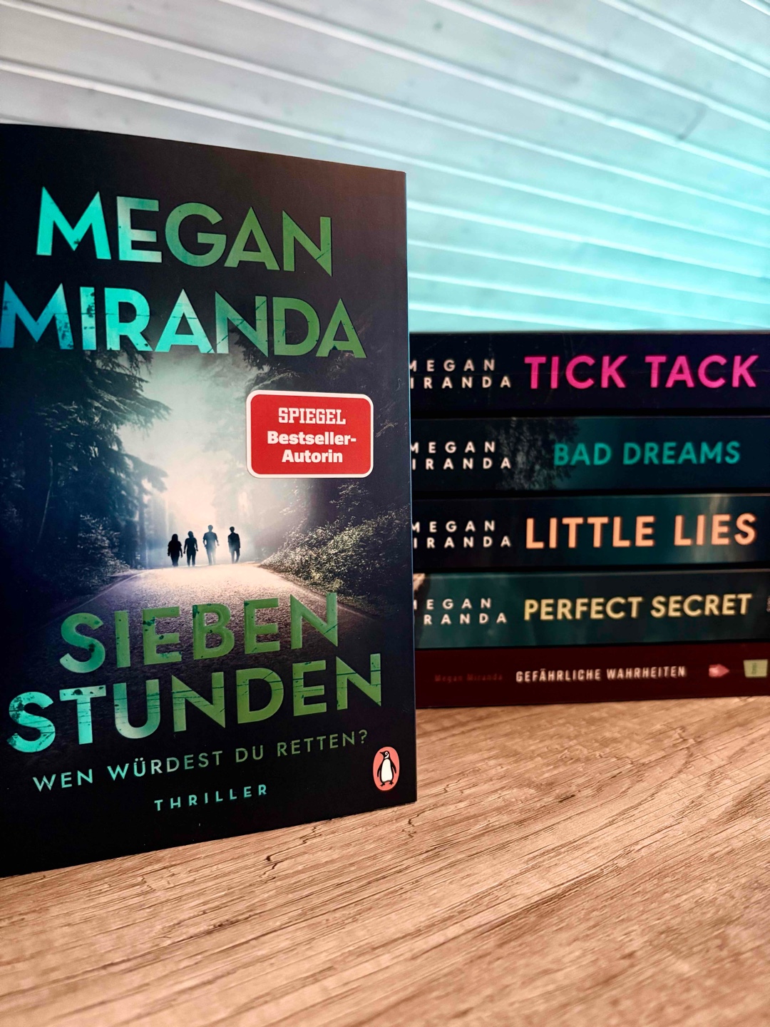 Ich habe bisher alle Bücher der Autorin gelesen. Dieses hat mir wieder richtig gut gefallen. 👌
Es gibt zwei Zeitstränge, wovon einer sogar „rückwärts“ erzählt wird. Also wieder ein spannender Aufbau des Buches 😃👍
Mein Favorit von ihren Büchern bisher ist Tick Tack! 😎