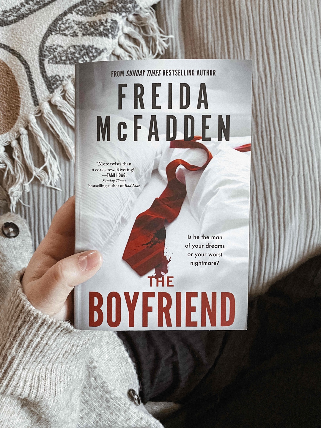 Manchmal frage ich mich, ob ich zu kurzsichtig für Freida McFadden‘s Twists bin, oder ob sie einfach wirklich unvorhersehbare Geschichten schreibt 🤯