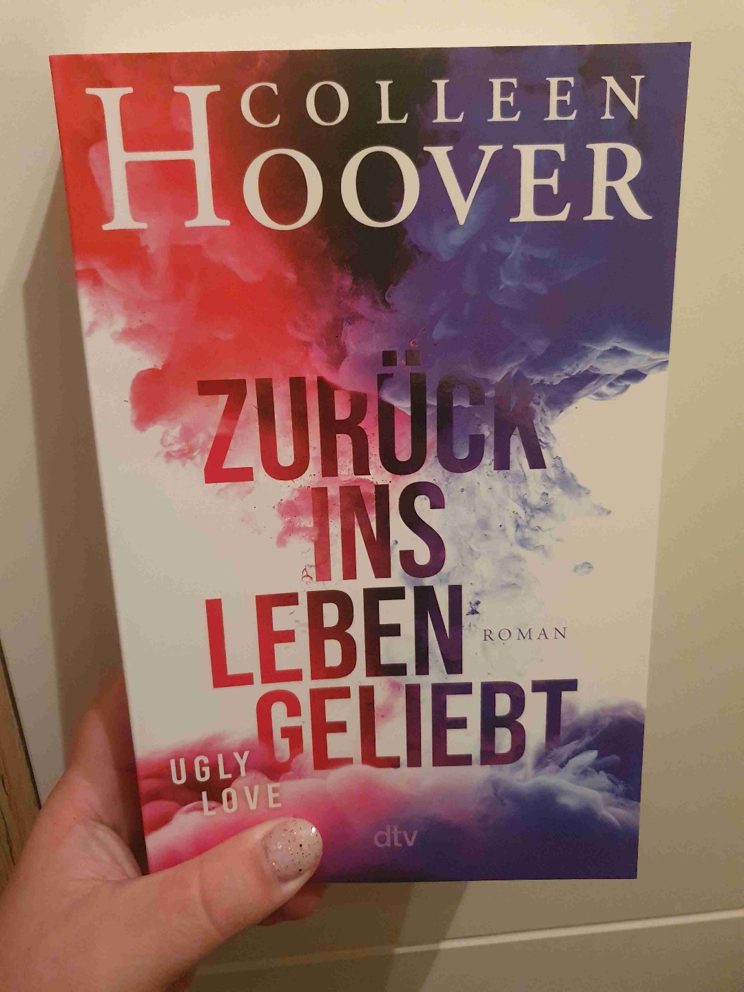 Es war herzzerreißend, schrecklich, schön, sexy und wundervoll. Ich habe sehr mitgelitten und konnte es teilweise kaum ertragen. Umso schöner ist das Ende, wo der Knoten um mein Herz, welcher sich im Laufe des Buches gebildet hat, geplatzt ist.