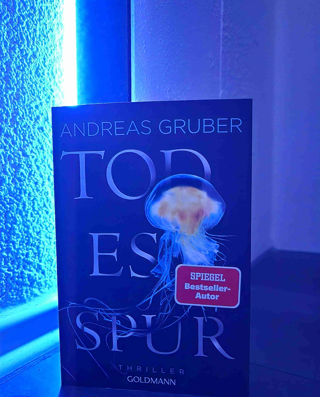 Dazu bedarf es keine Worte.. 💙

Leute, ich MUSS euch unbedingt dazu bringen diese Reihe zu lesen. 

In diesem Teil ging es um eine Neuerschaffung der RAF die mit Hilfe von Sneijder und Nemez und Co. zur Strecke gebracht werden soll.

Das Ende hat mich völlig sprachlos und mit offenem Mund dasitzen lassen. In Erscheinung tritt ein alter Bekannter und es wird endlich mehr über eine Figur erzählt, die mein Interesse im letzten Teil schon geweckt hat.


5 ⭐️ auch hier wieder