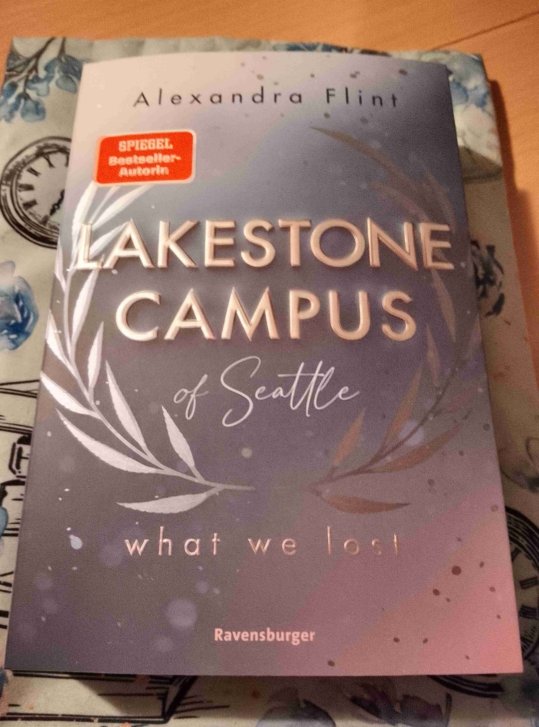 Der zweite Band hat mir ebenfalls sehr gut gefallen. Was für ein Ende. Und die Handlung war sehr fesselnd sodass man nur  durch die Seiten geflogen ist. Bin gespannt wie band 3 ist. Denn bei dem cliffhanger von LSC what we lost will ich wissen wie es weiter geht! 