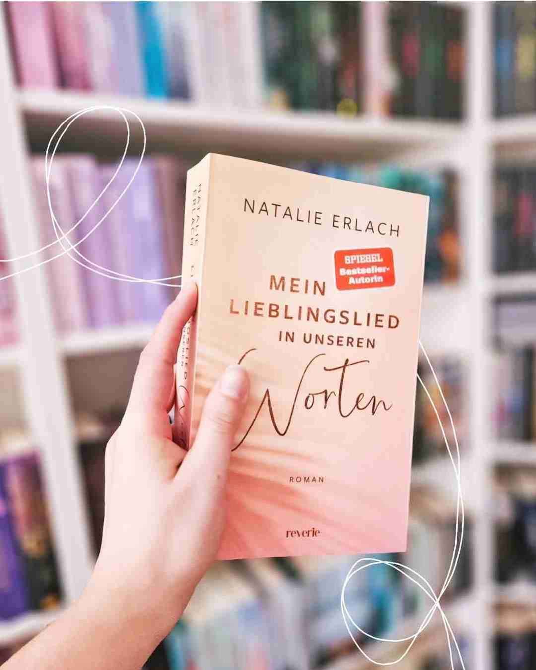 Eine unfassbar süße Story mit tollen Protagonisten, die mich bereits ab Klappentext abgeholt hat. Leider hatte ich zwischendrin, was meine Lese-Motivation anging, einen kleinen Hänger, weshalb das Beenden des Buches lange gedauert hat. Aber die Handlung, der Schreibstil und die Charakterentwicklung haben mir unfassbar gut gefallen.