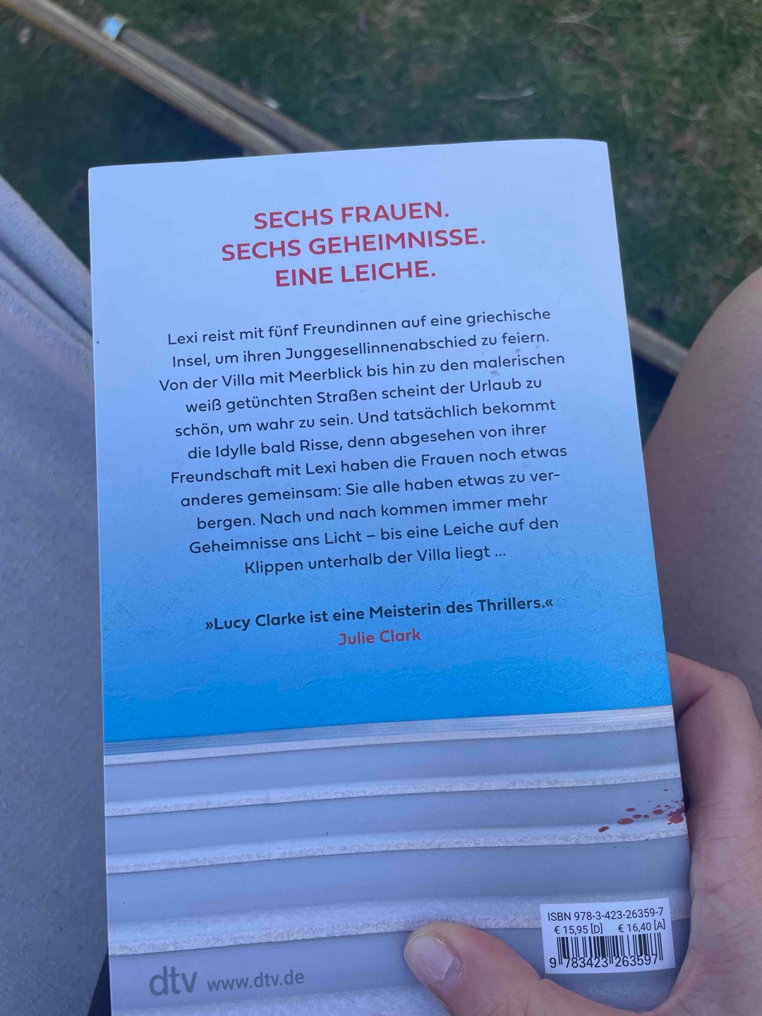 Das hat mir richtig gut gefallen. So spannend und so viele unerwartete Wendungen. Einziger Abzug, es hat ein bisschen lange gedauert bis es in Gang gekommen ist. Ansonsten Lesenswert!